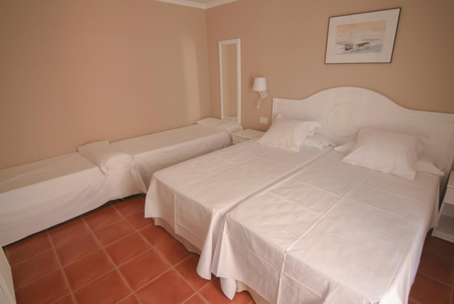 Family Room (2 Adults + 2 Children)