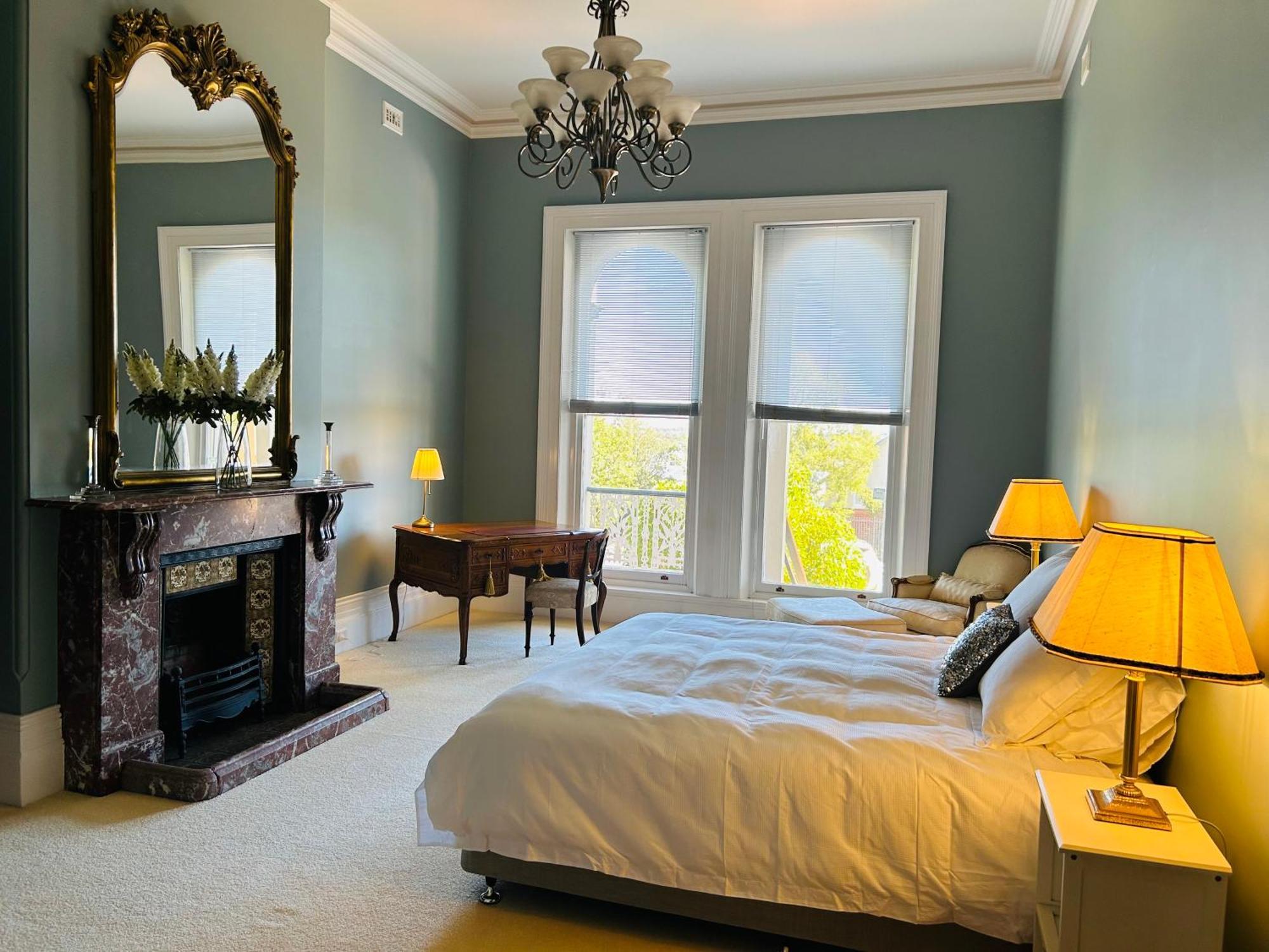 Deluxe King Suite