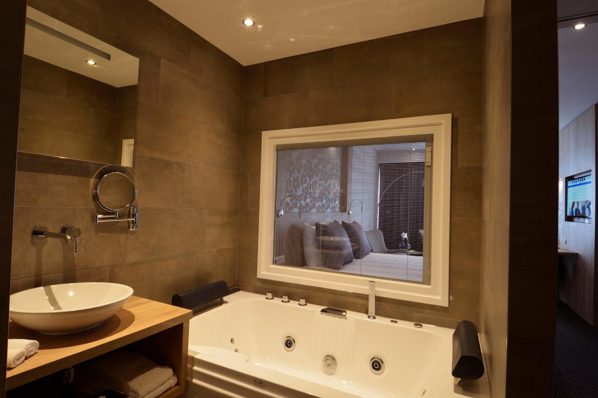 Suite Hot Tub,1643754493:JPEG