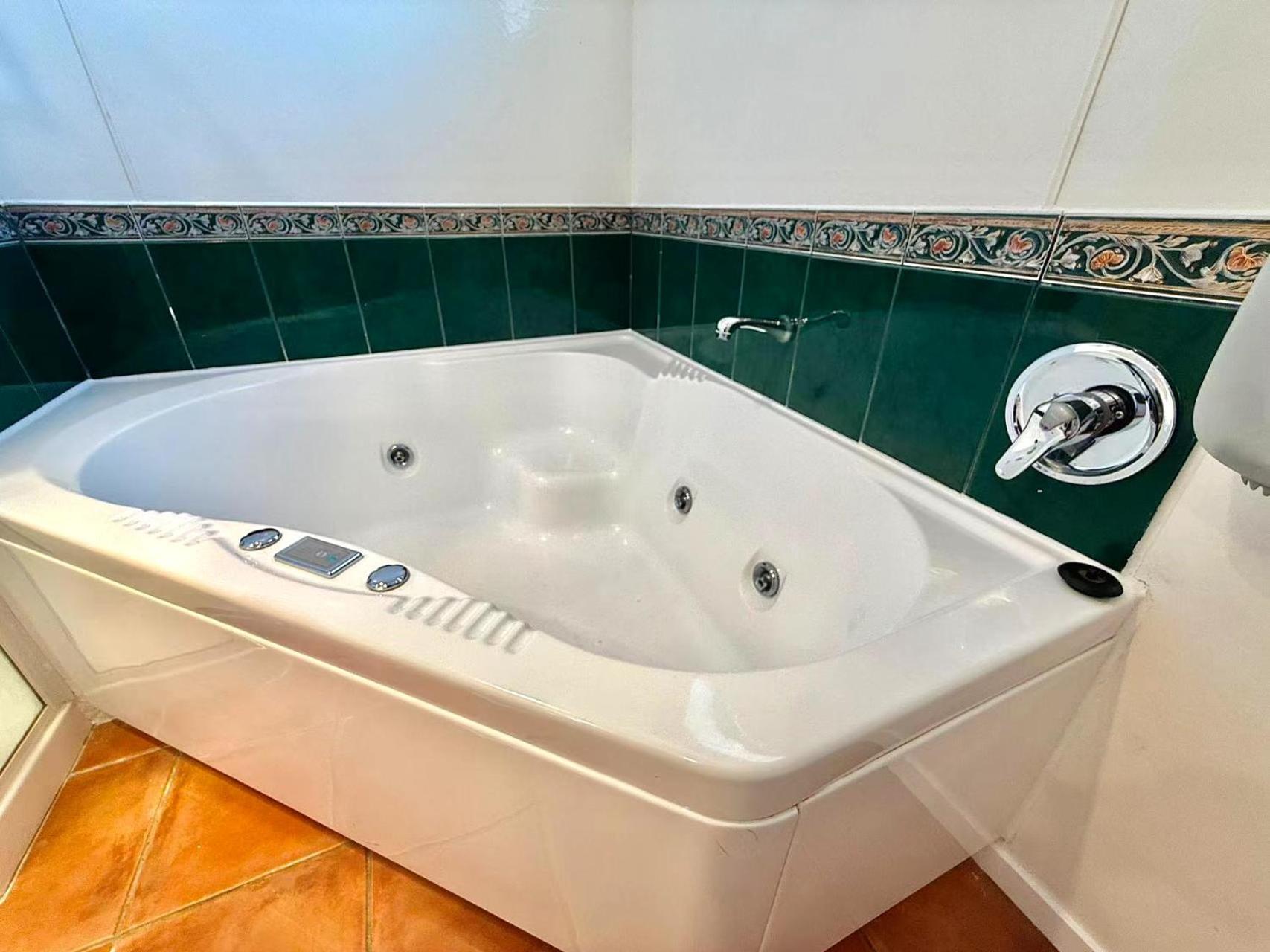 Studio Spa Bath