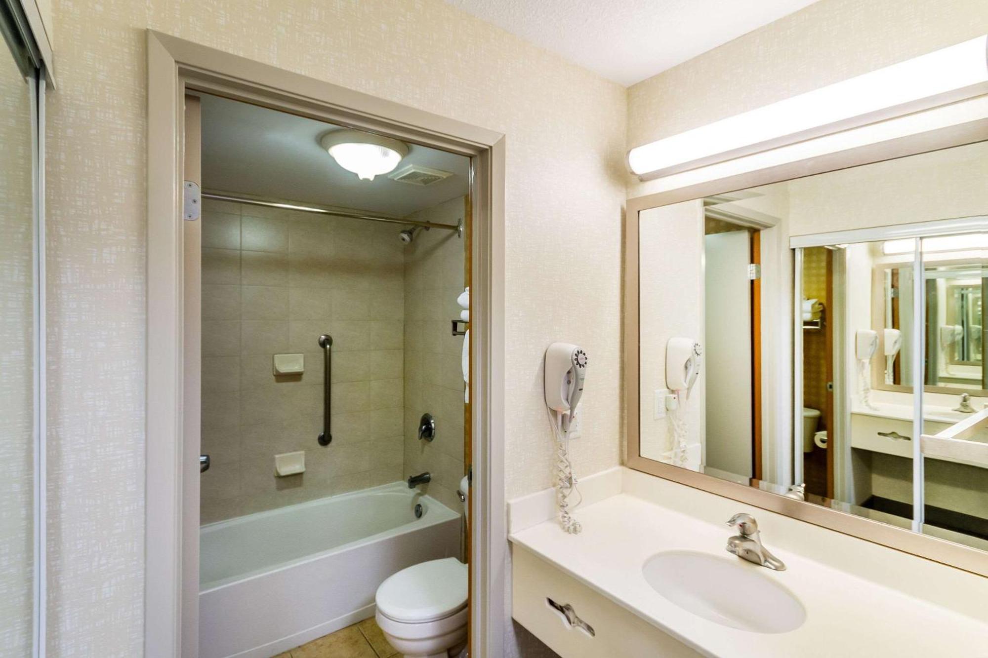 Queen Room Two Queen Beds Main Building or Non-Smoking