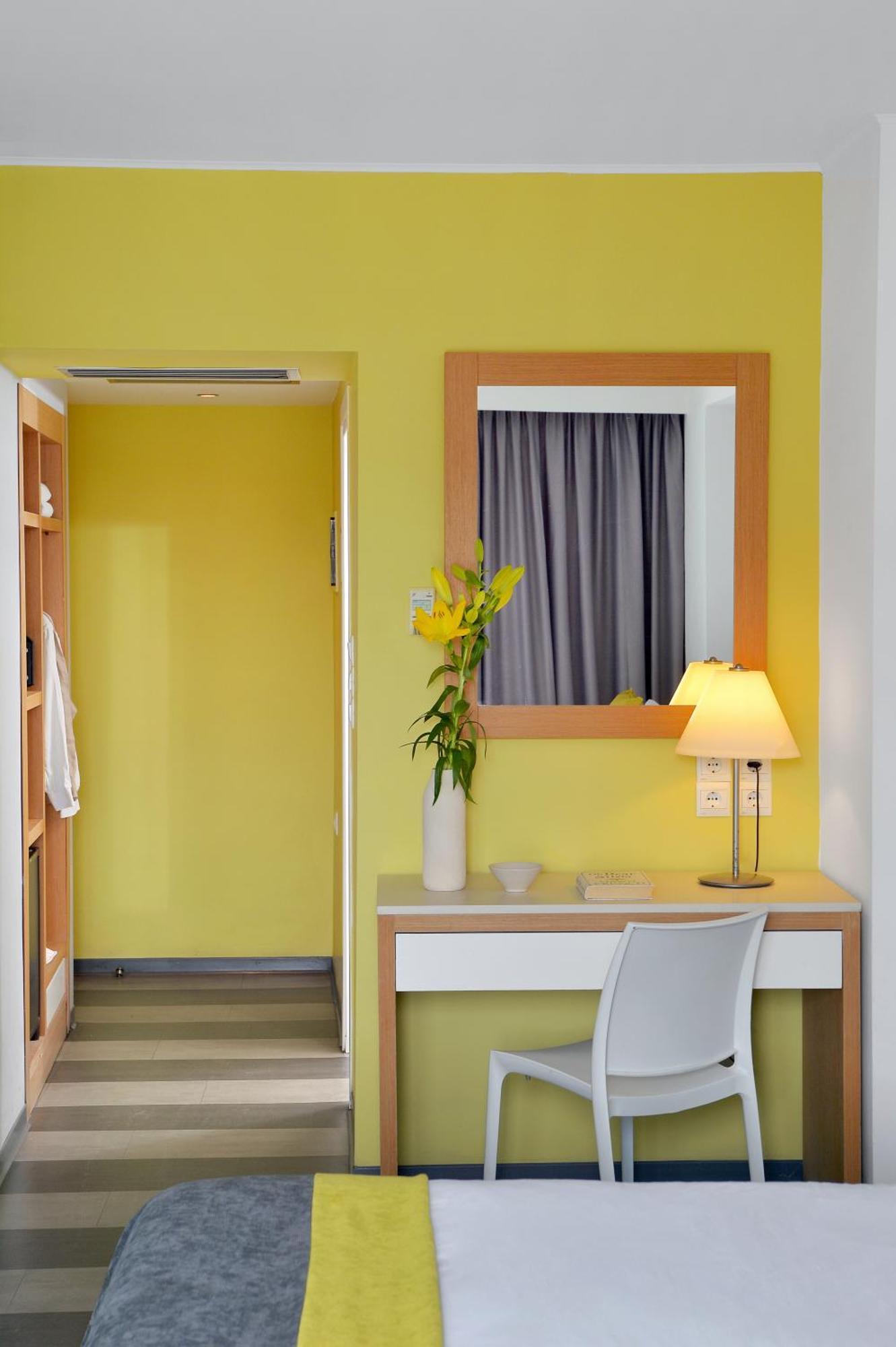 Habitación Doble con vistas a la ciudad (2 adultos + 1 niño)