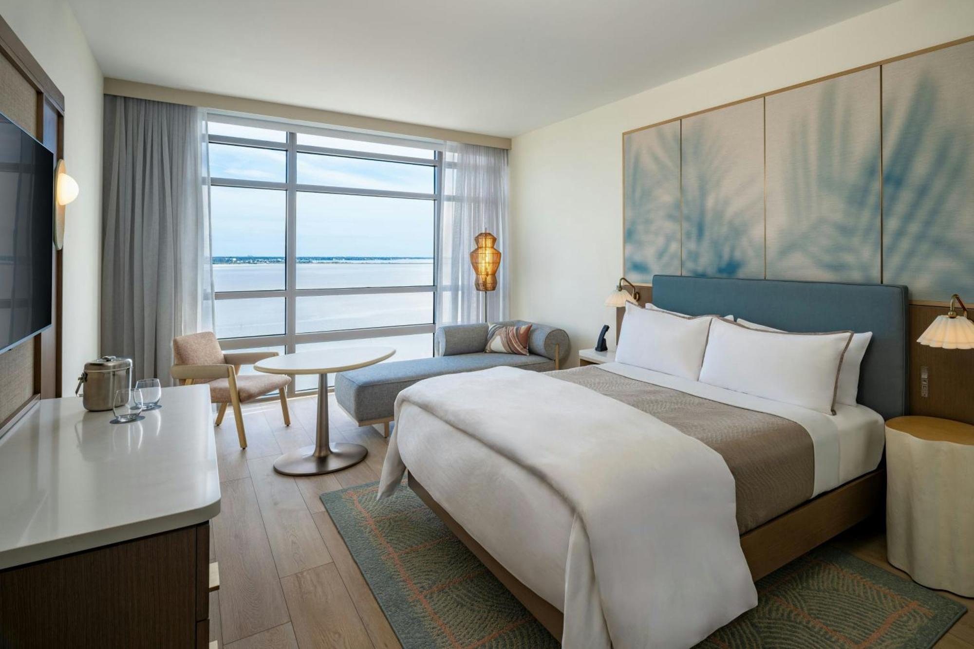 Zimmer mit Kingsize-Bett und eingeschränktem Blick auf die Bucht
