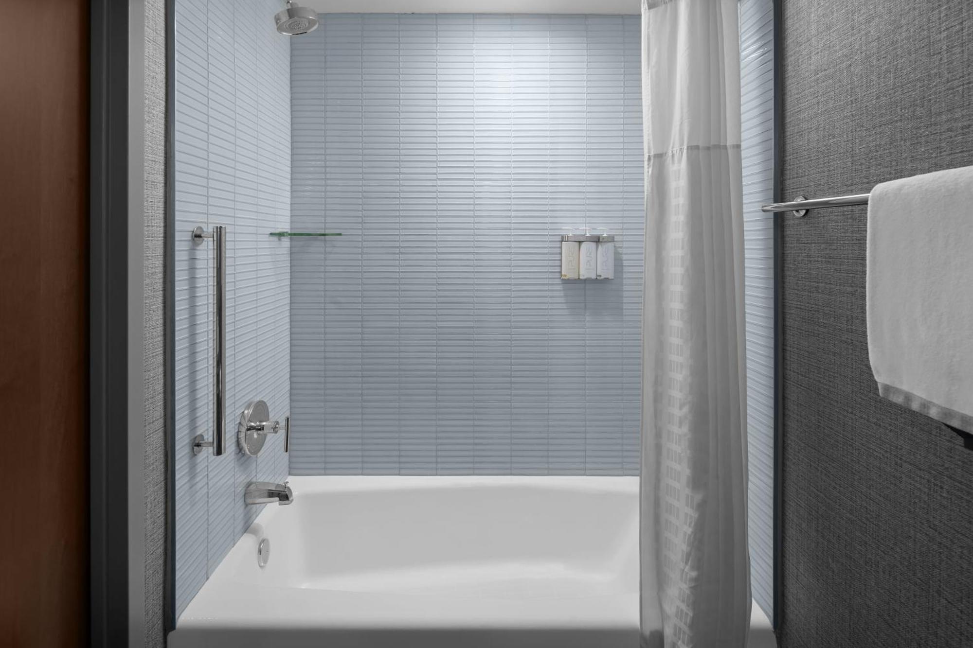 Chambre Lit King-Size - Accessible aux Personnes à Mobilité Réduite