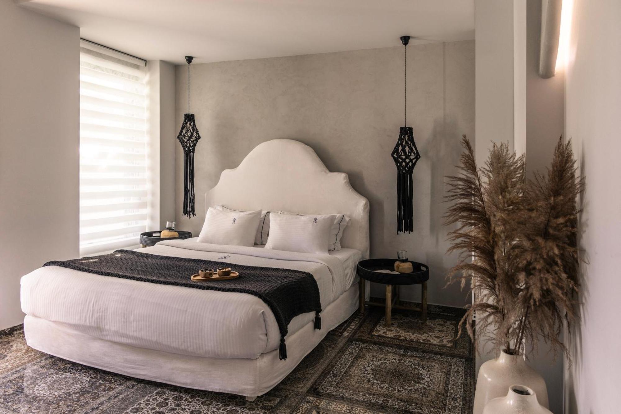 Suite mit Doppelbett, seitlichem Meerblick und eigenem Pool