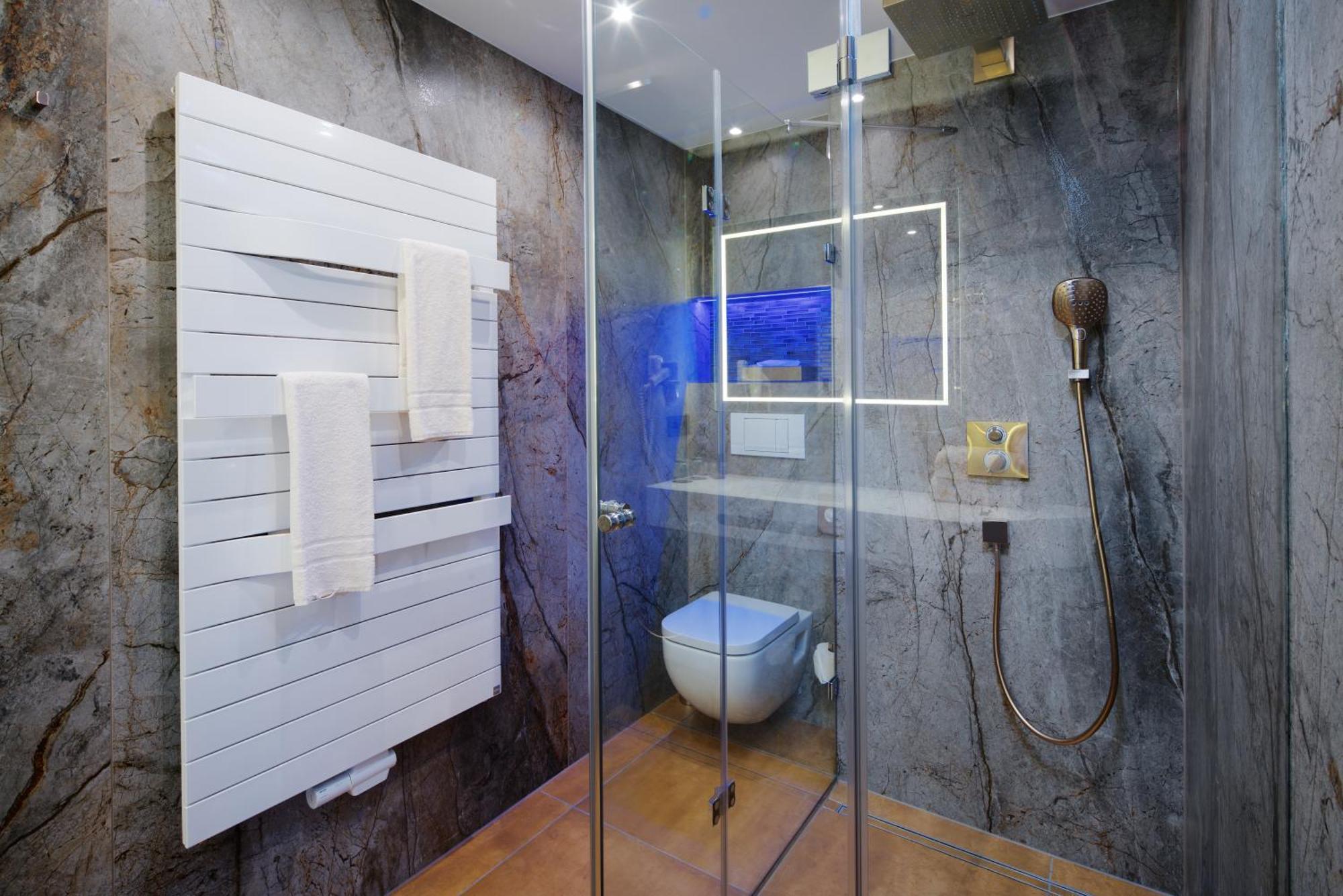 Deluxe Suite mit Infrarotkabine – Seeseite