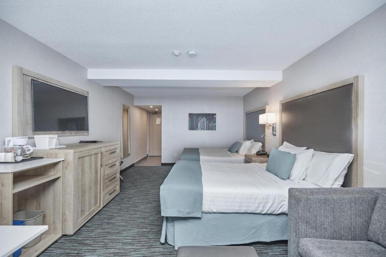 Cityview Deluxe Guest room, 2 Queen Beds & Sofa Bed