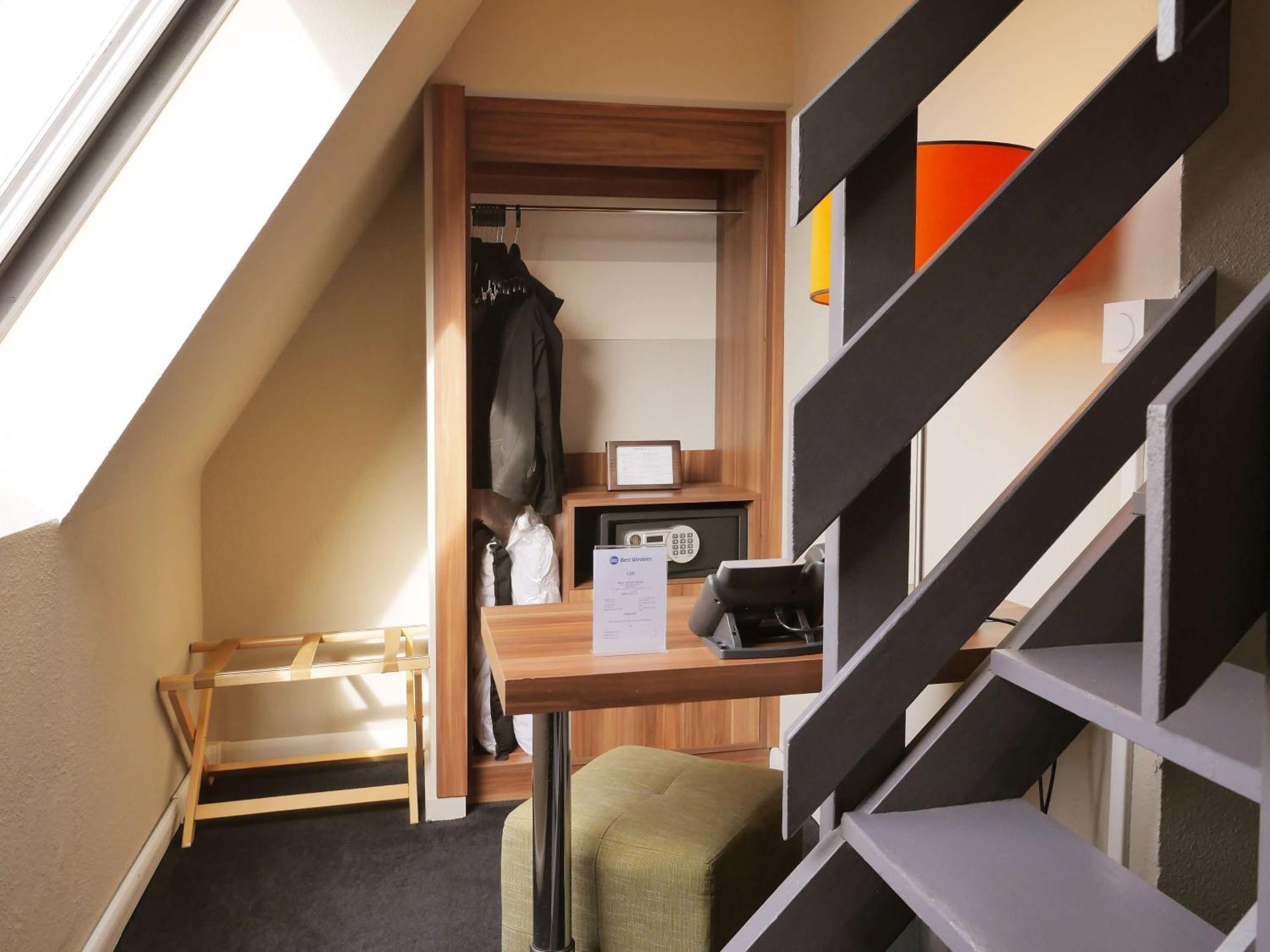 Standard Queen Room Mezzanine Non-Smoking