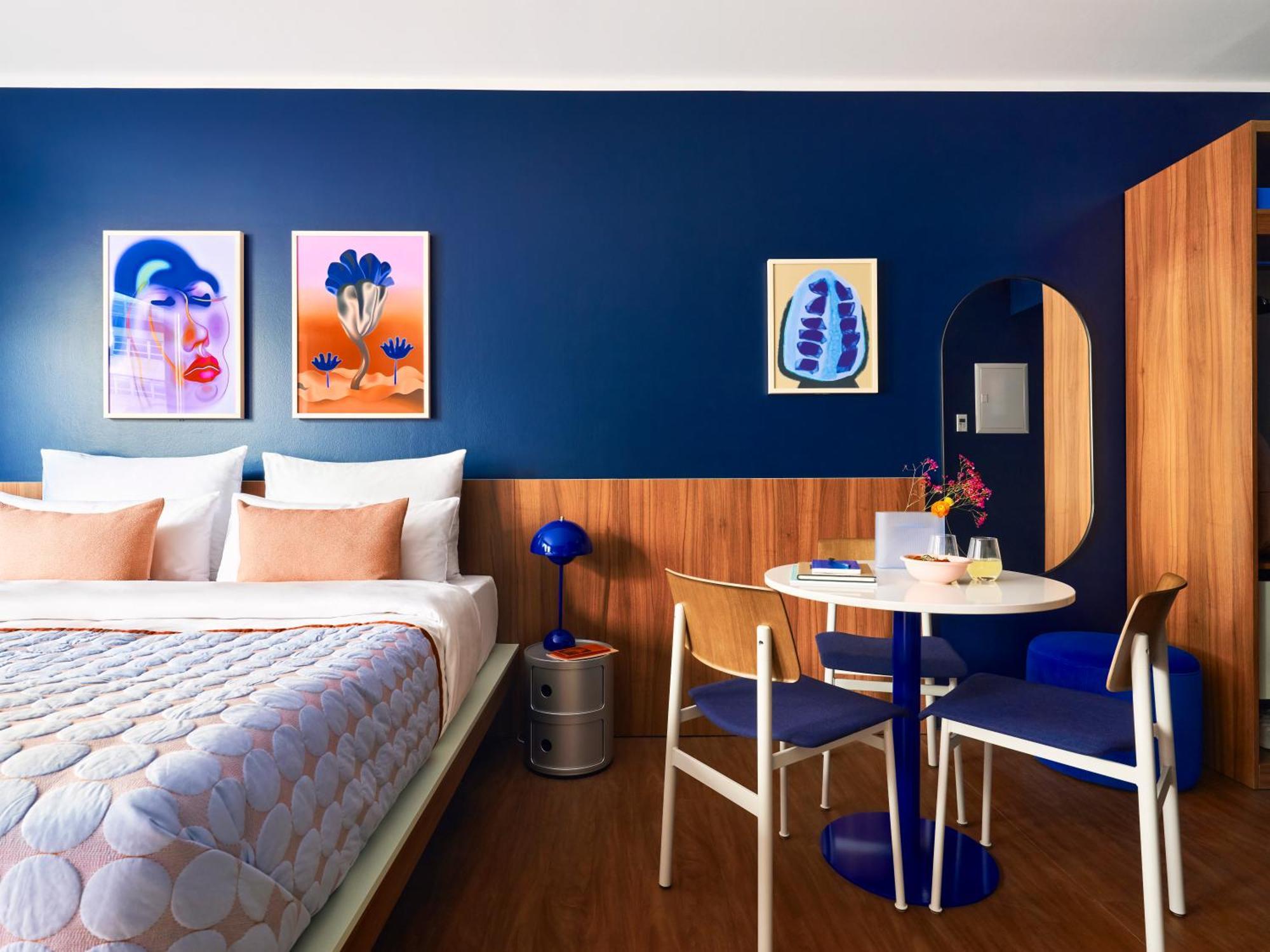 Estudio grande con zona de cocina y cama supletoria