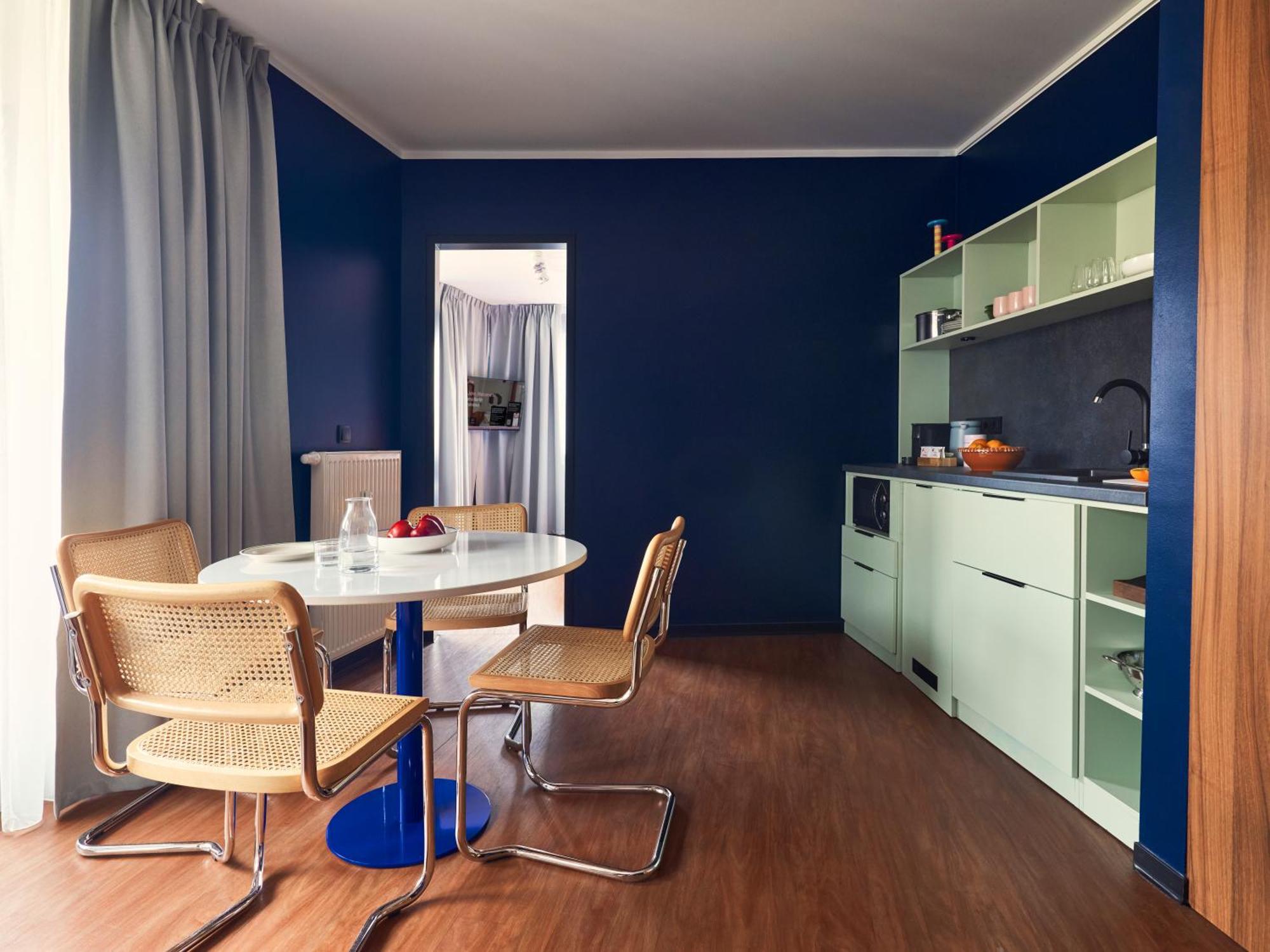 Apartamento con 1 dormitorio, sofá cama y balcón