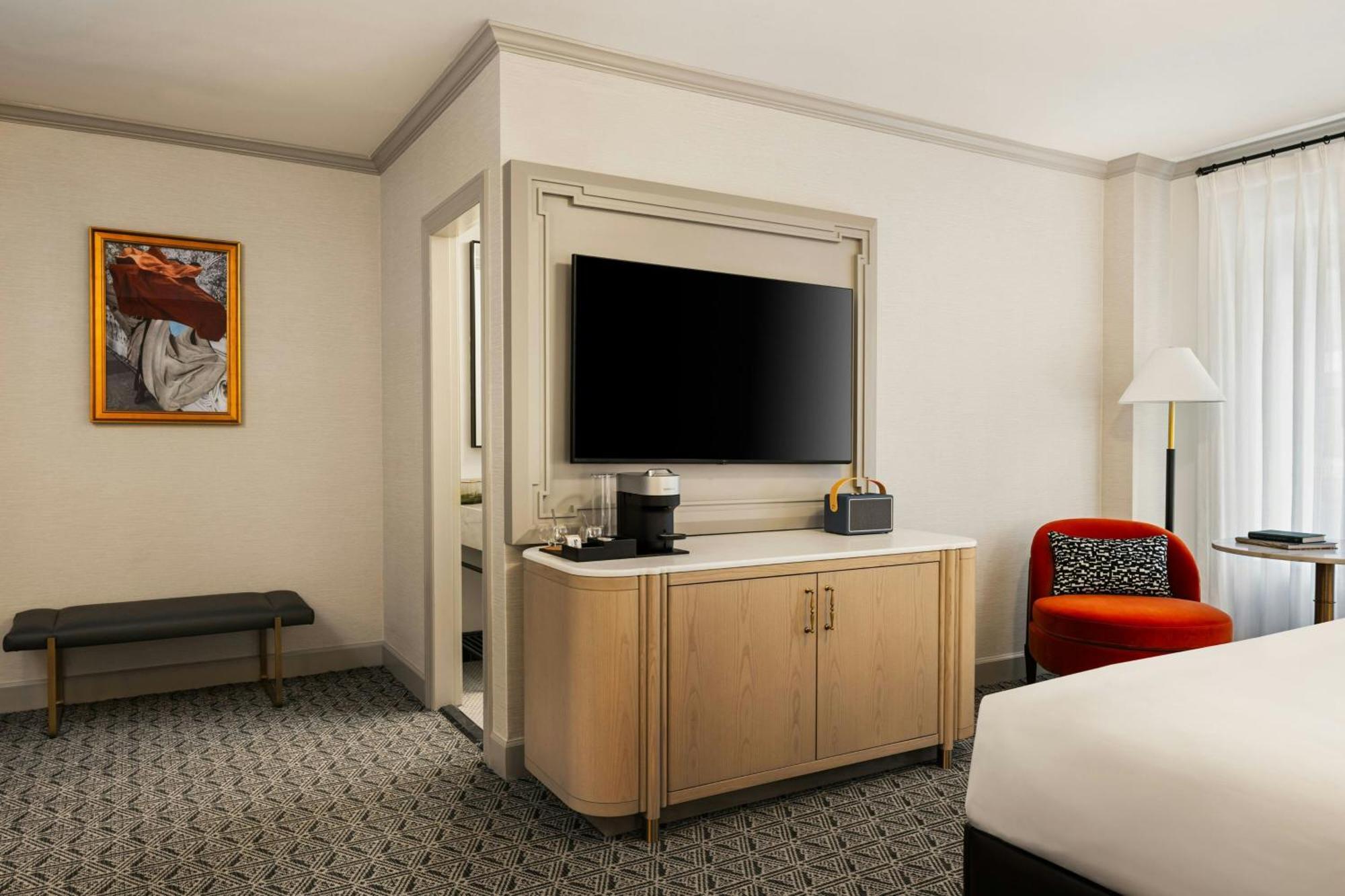 Deluxe Guest room 1 King City view