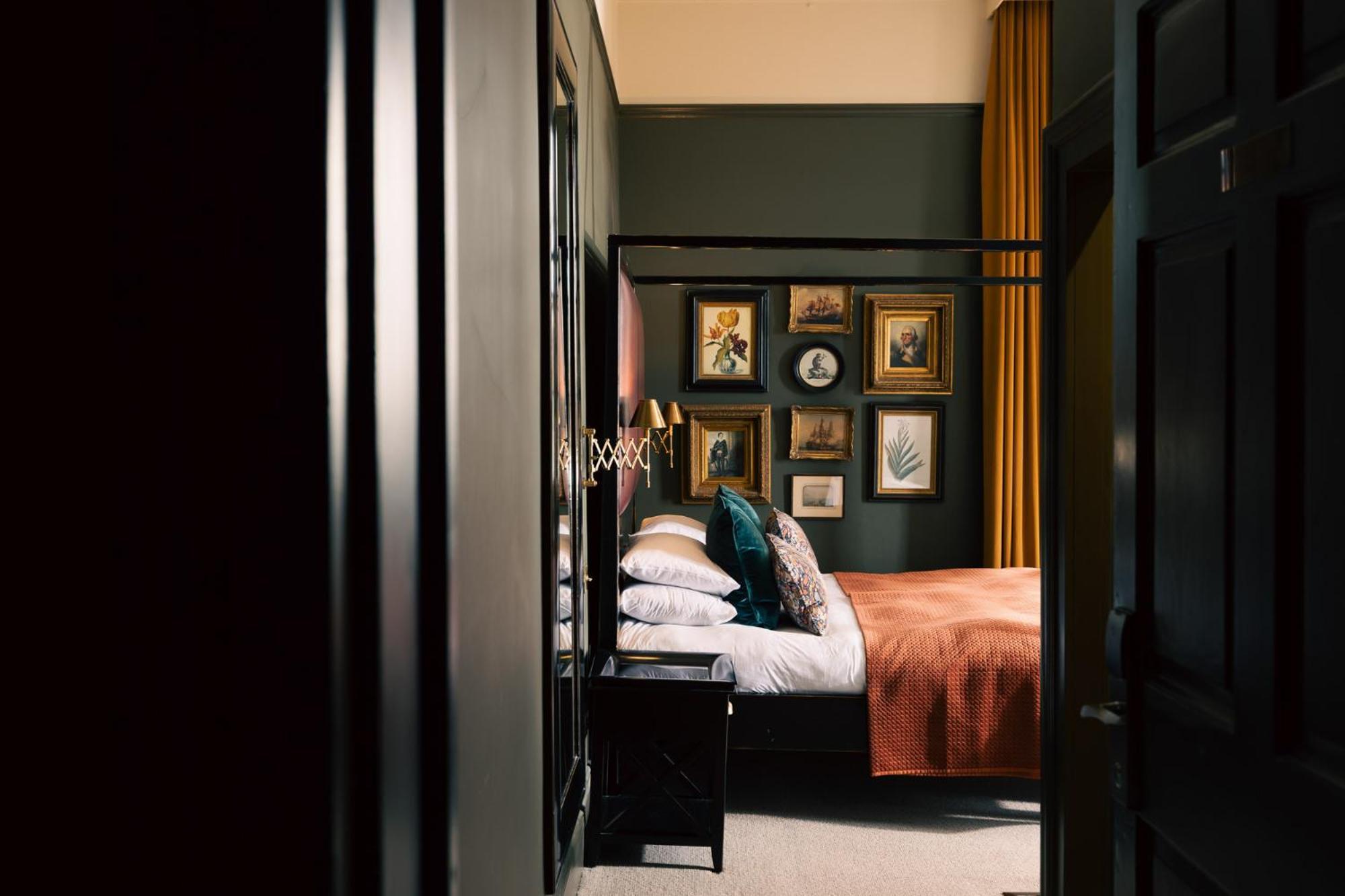 Luxury Four-Poster Room