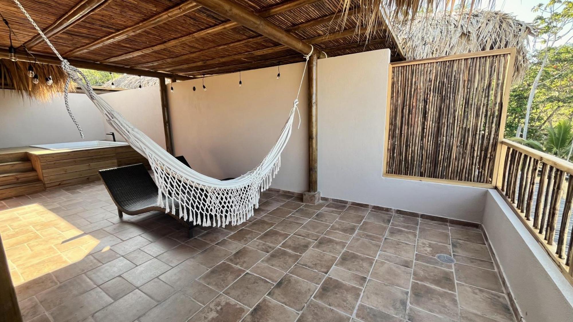 Suite con cama extragrande y vistas al mar