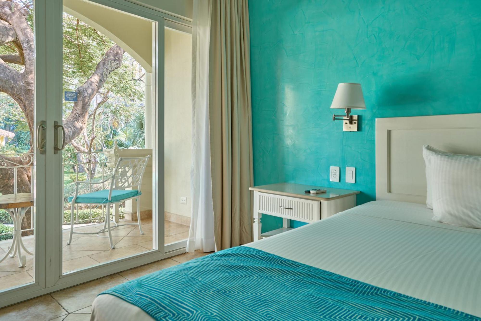Alojamiento Familiar con cama extragrande y vistas a la piscina