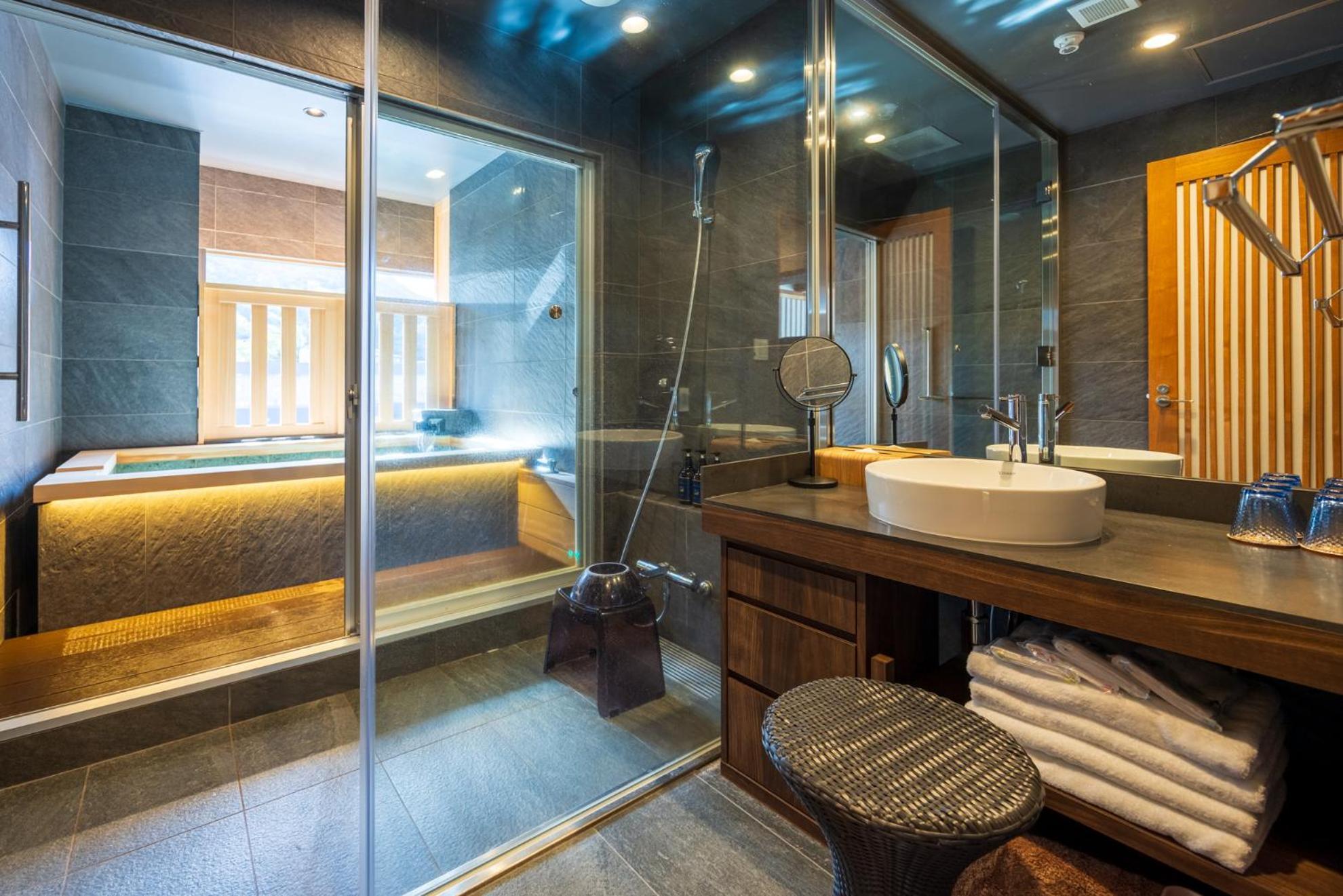 Chambre Côté Rivière de Style Japonais-Occidental avec Baignoire en Plein Air