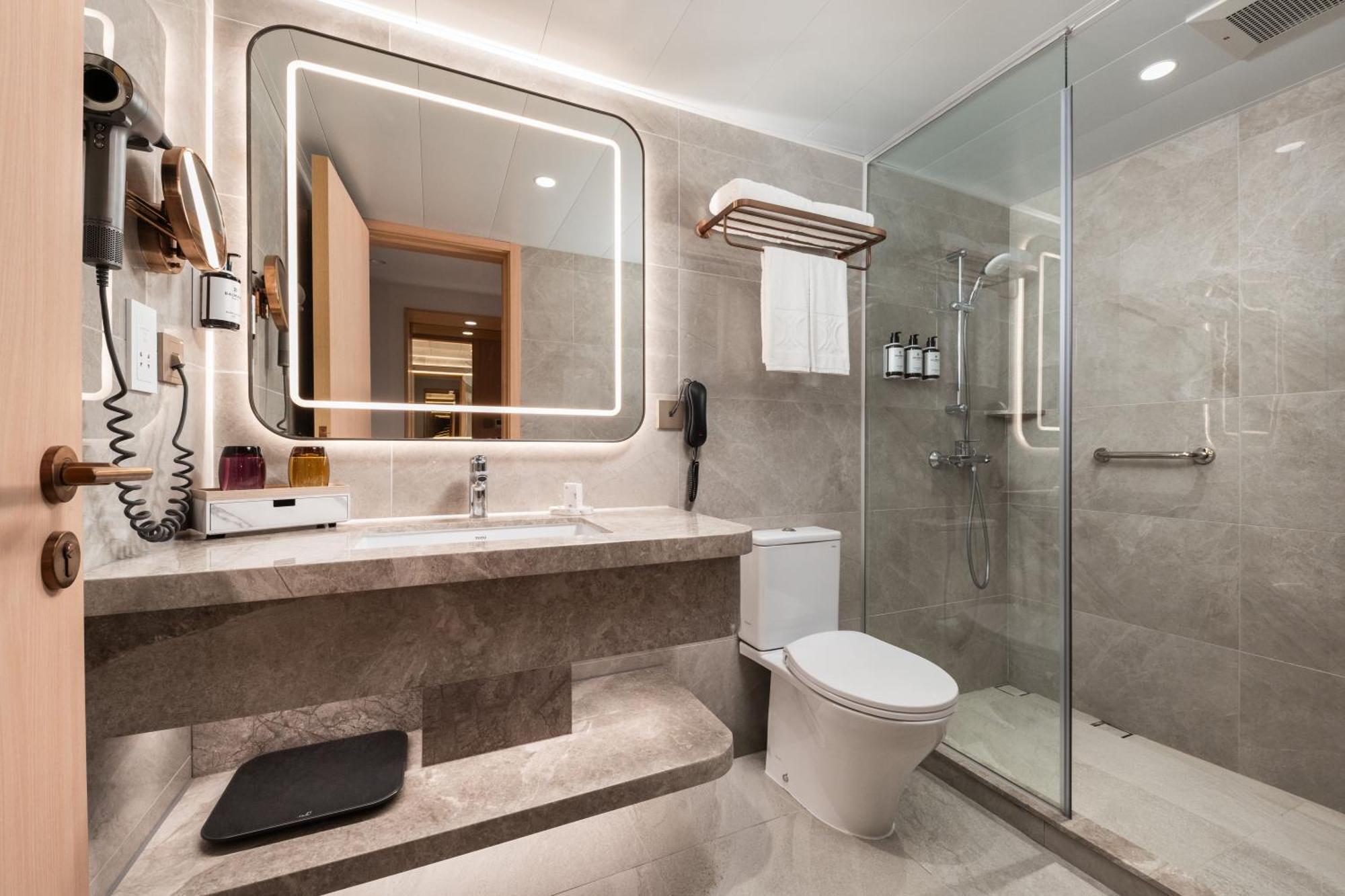 Newly Renovated Non Smoking City View Superior Room Twin bed