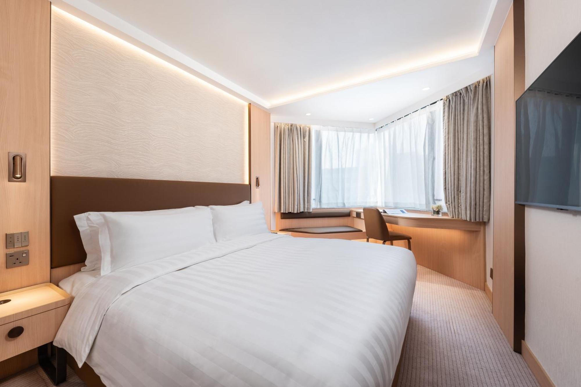Newly Renovated Non Smoking City View Superior Room Queen Bed