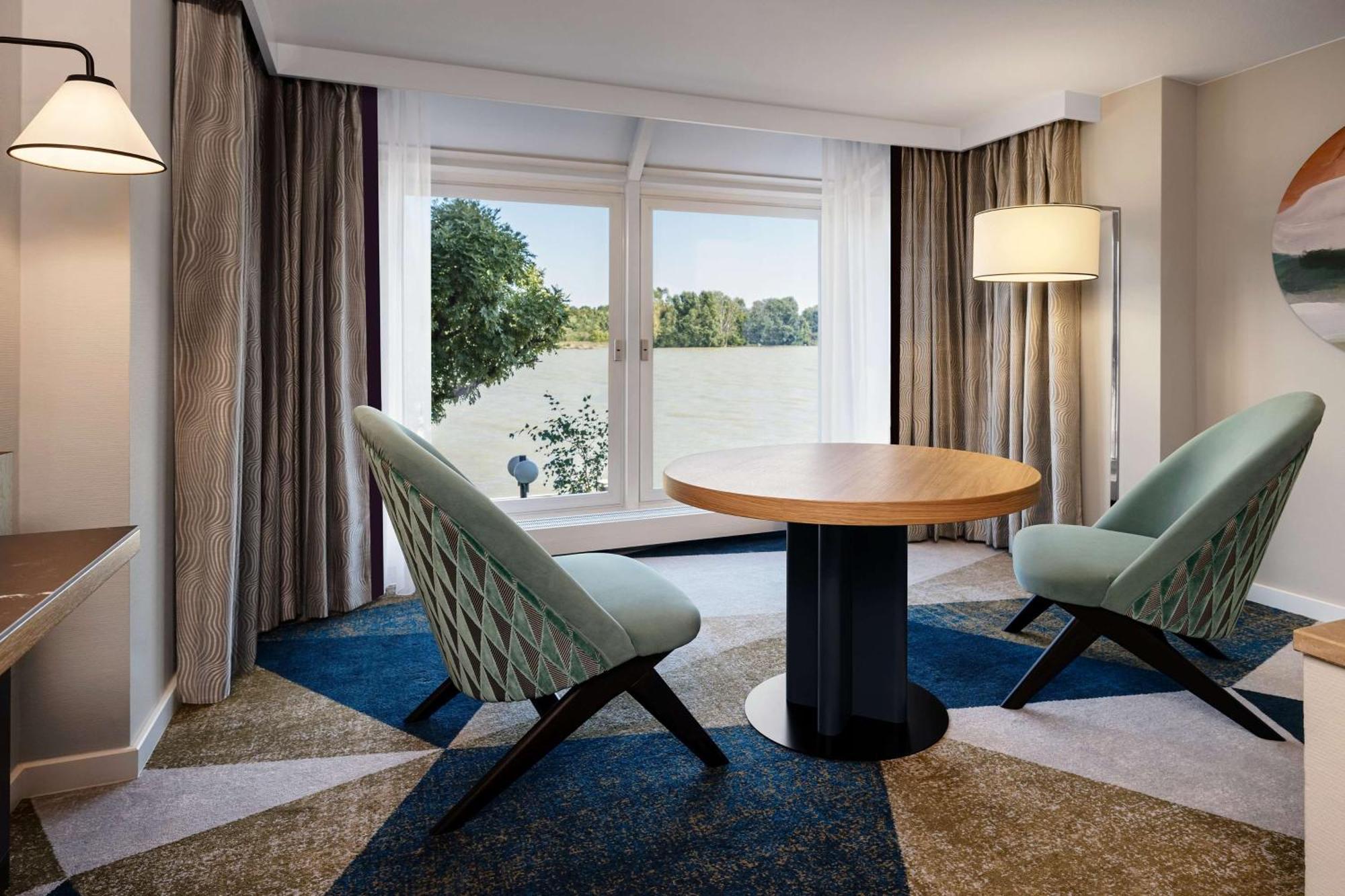Deluxe Kamer met 2 Queensize Bedden en Uitzicht op het Water