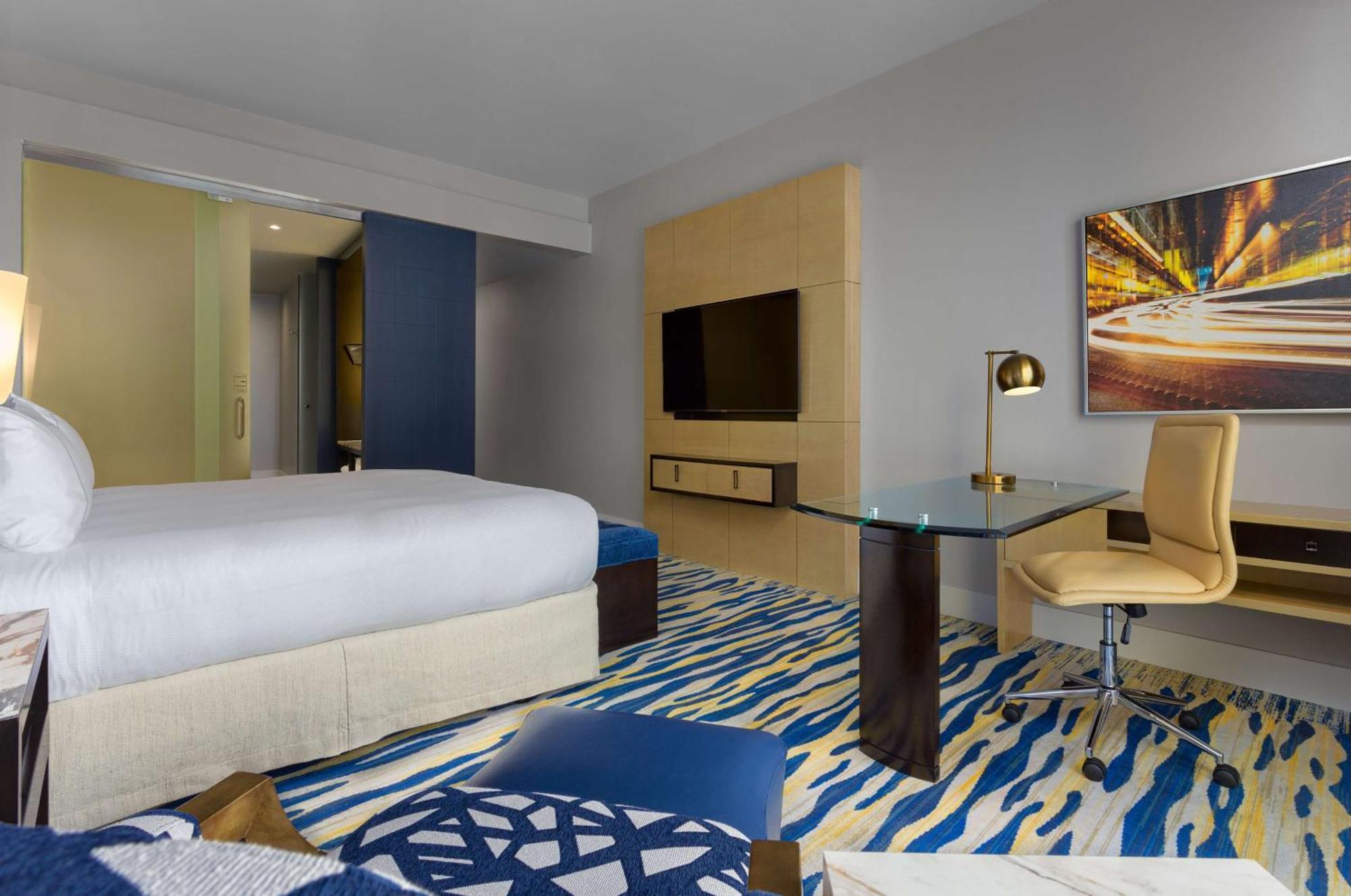 Deluxe King Room with City View