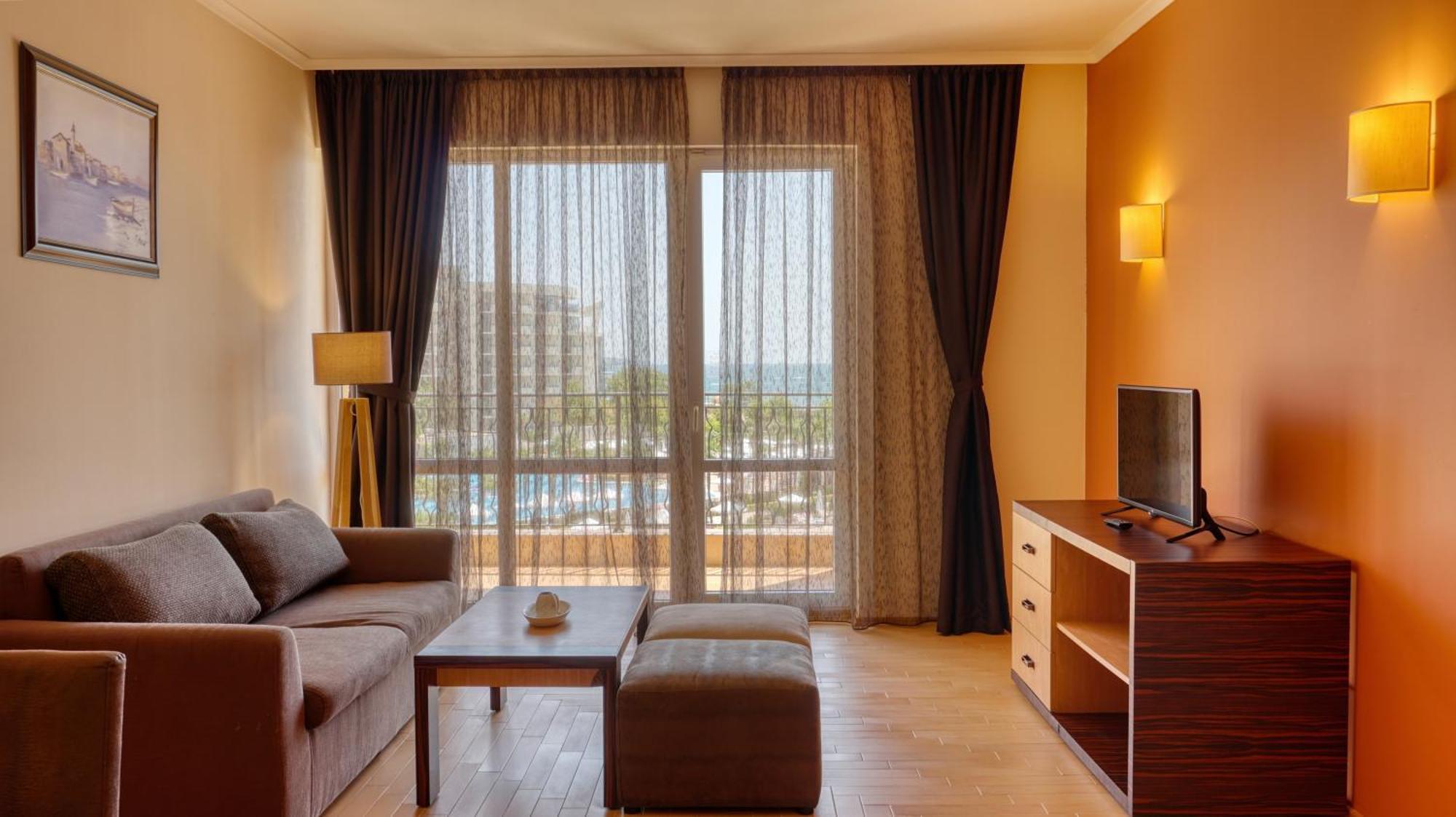 One-Bedroom Apartment Sea View