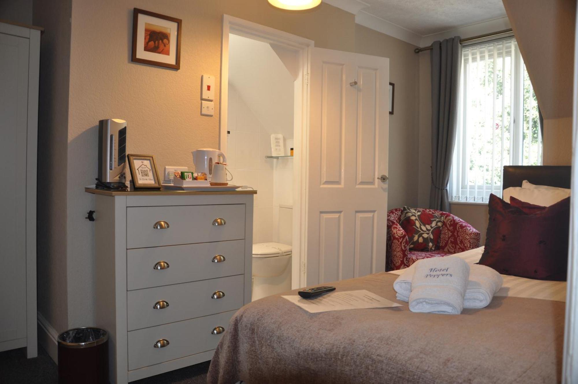 Standard Single Room En-suite shower