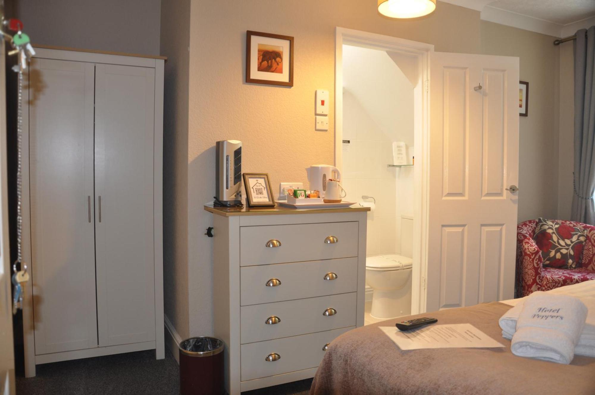Standard Single Room En-suite shower