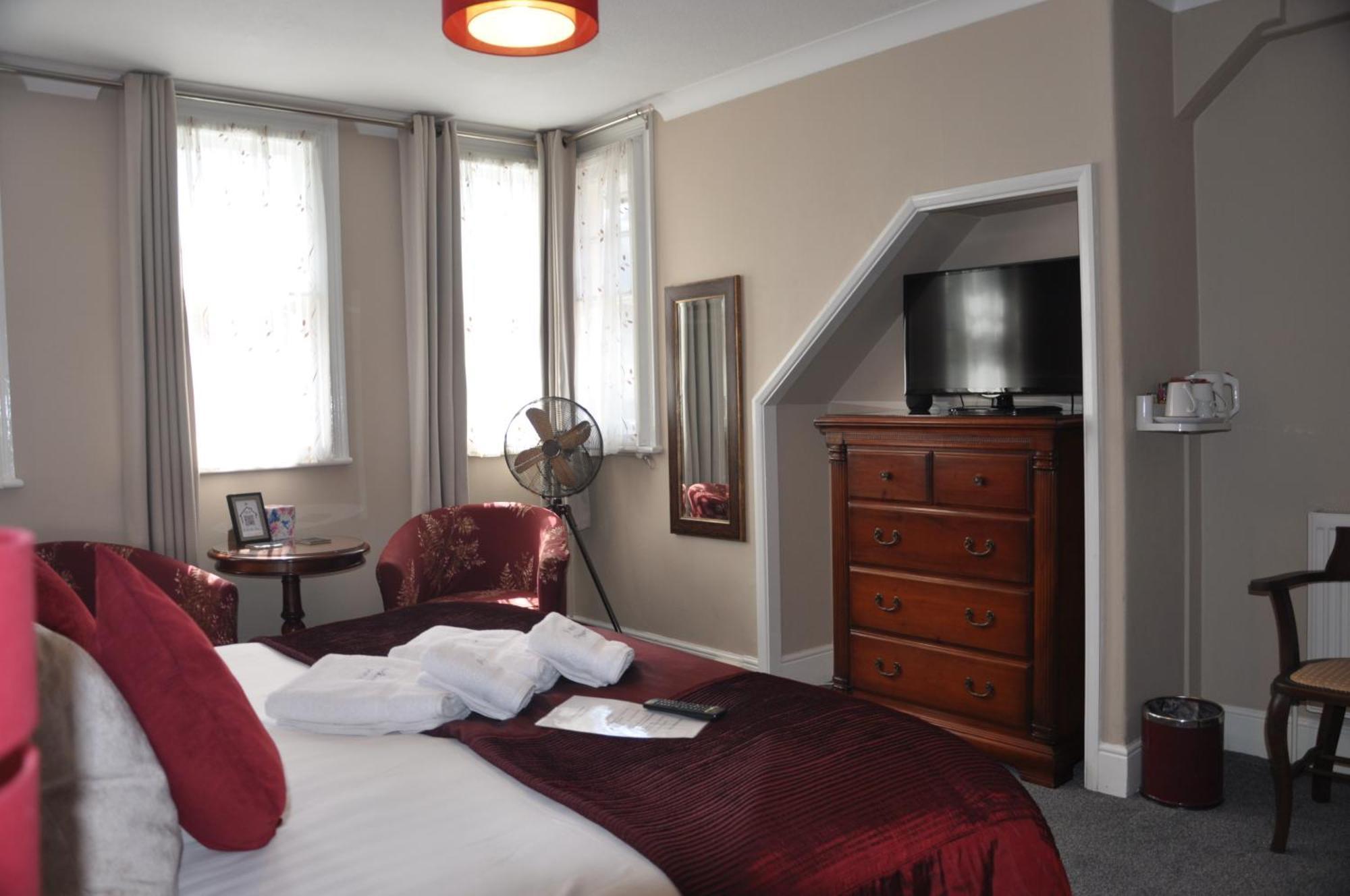 Semi Deluxe Super King Bed En-suite shower
