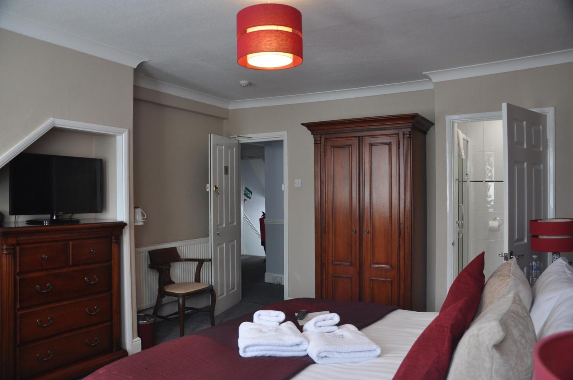 Semi Deluxe Super King Bed En-suite shower