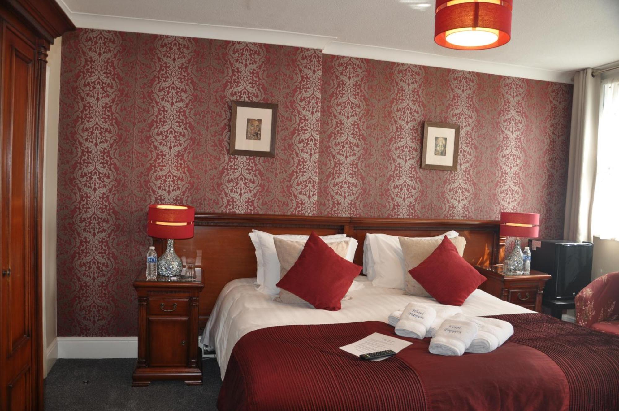 Semi Deluxe Super King Bed En-suite shower