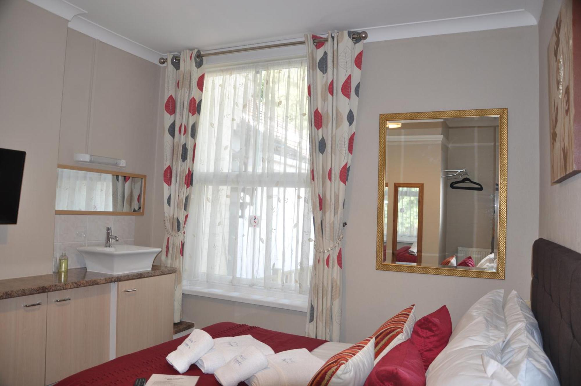 Compact Double Room En-suite shower