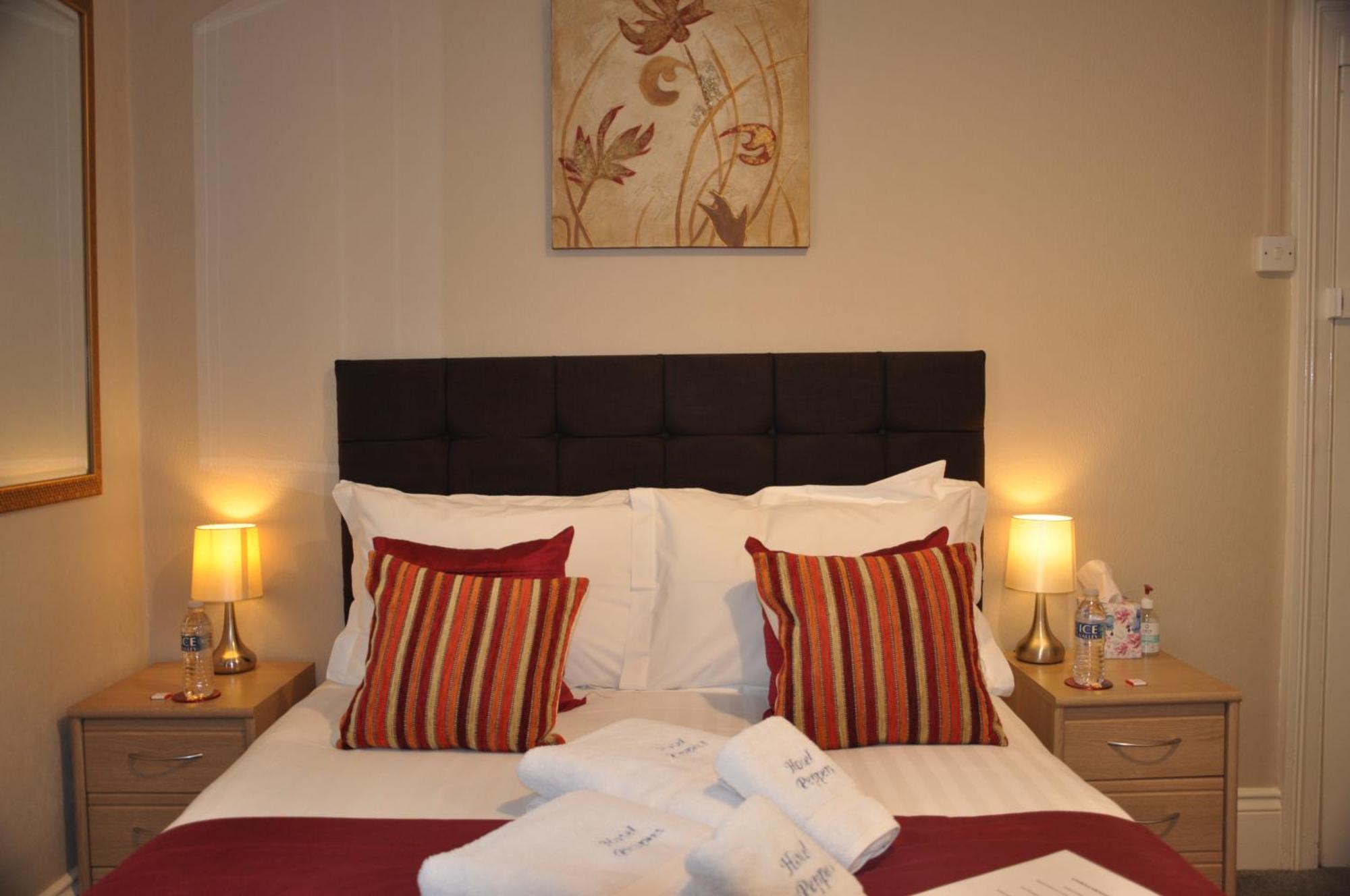 Compact Double Room En-suite shower
