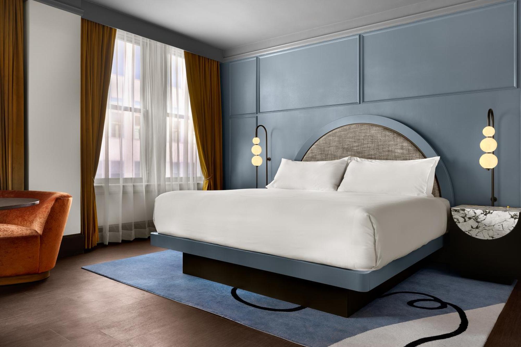Habitación con cama extragrande.