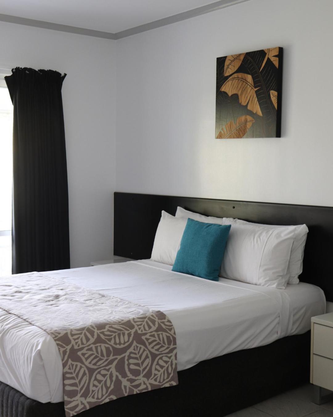 Queen room with single and Balcony and Bayview