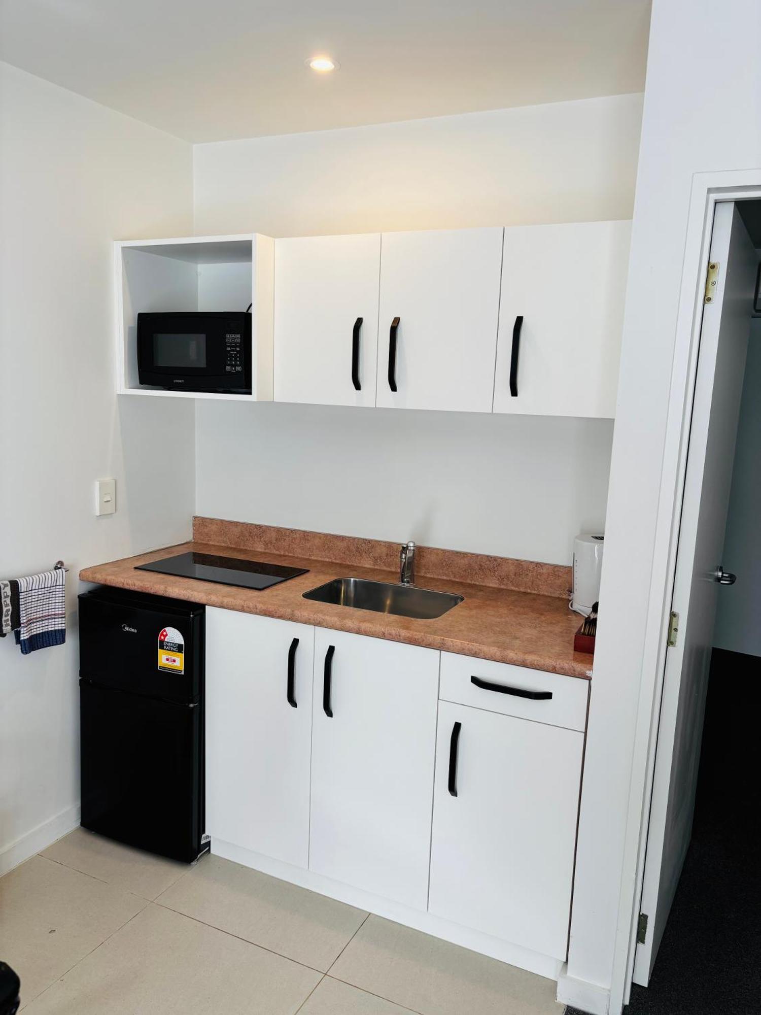 Superior One-Bedroom Apartment Full Kitchen