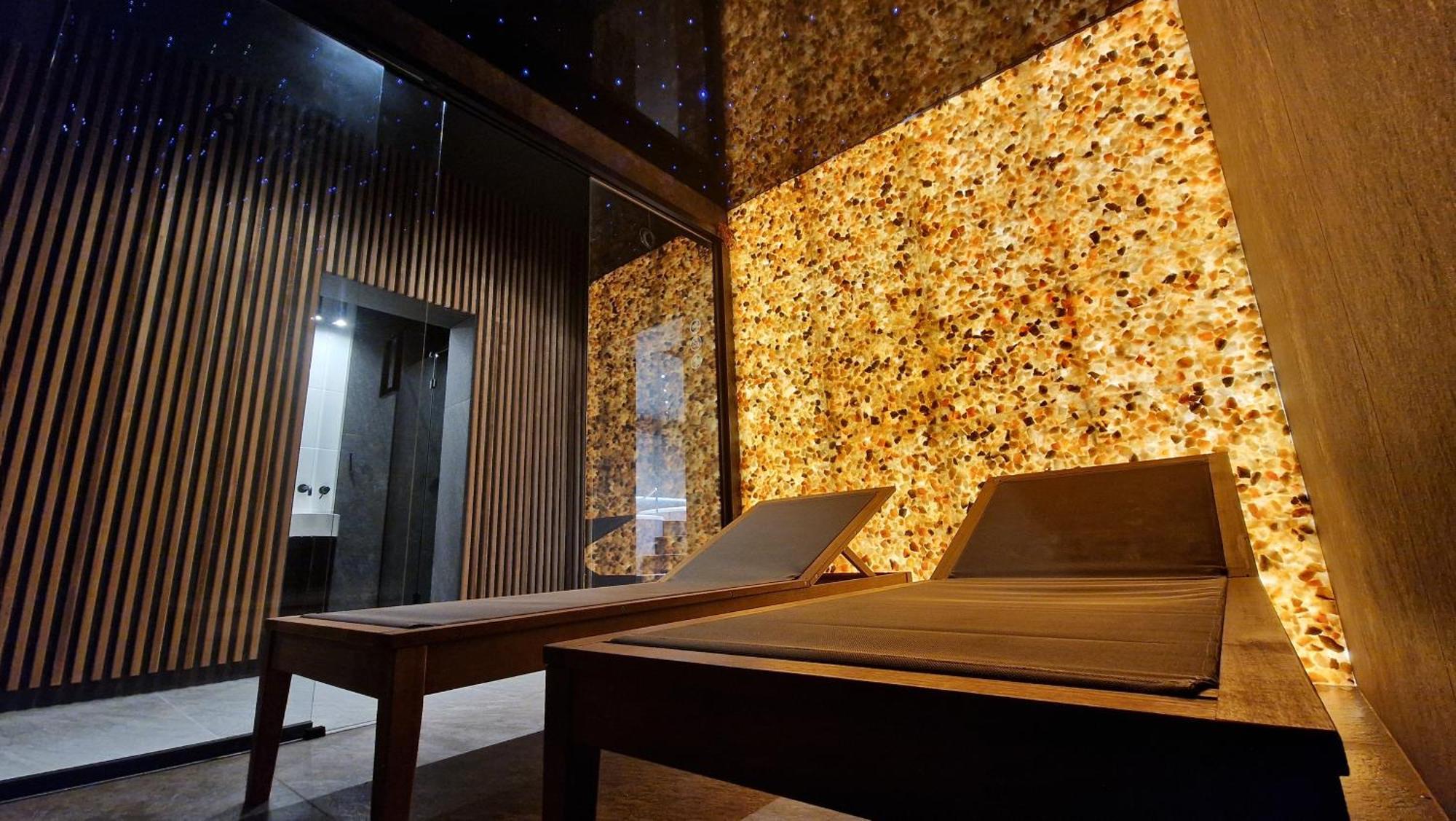 Zimmer mit Kingsize-Bett und Balkon
