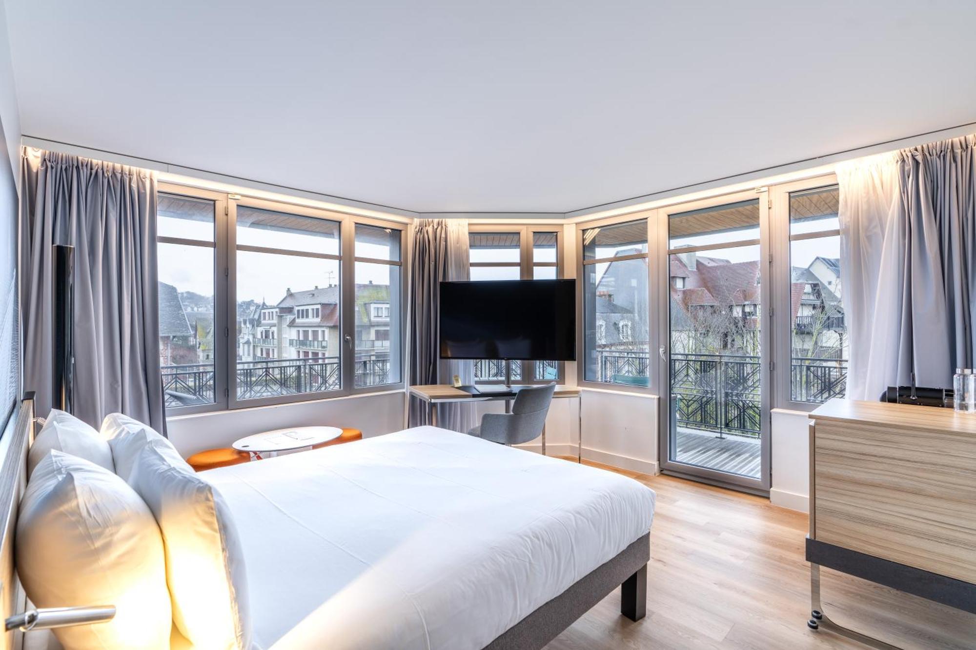 Executive Double Room Sofa Bed Balcony,1698405357:JPEG