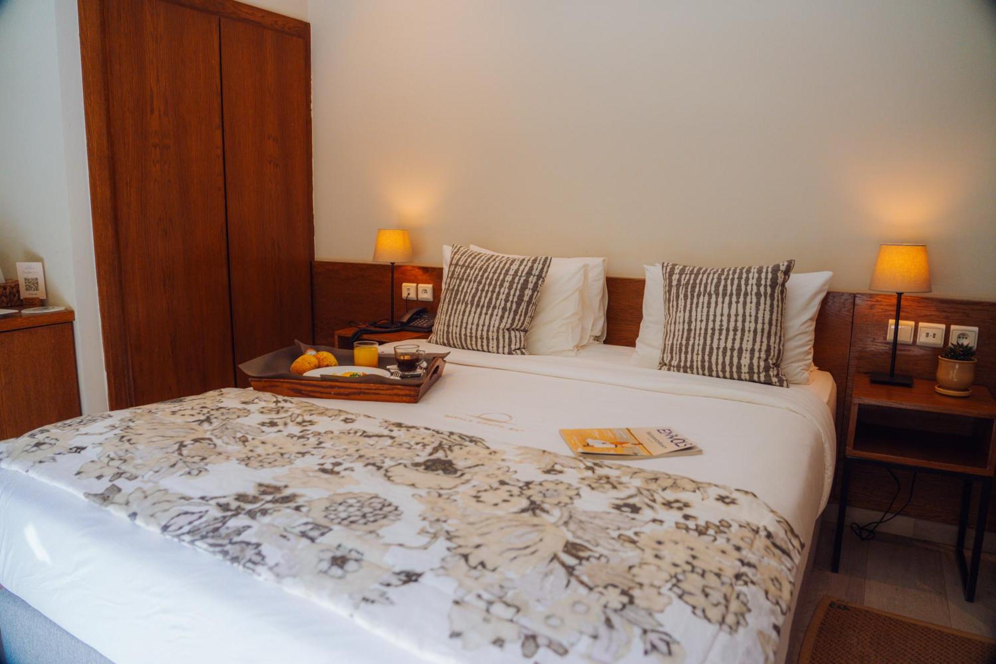 Chambre Lit Queen-Size Standard avec Balcon - Vue sur Rue - Non-Fumeurs