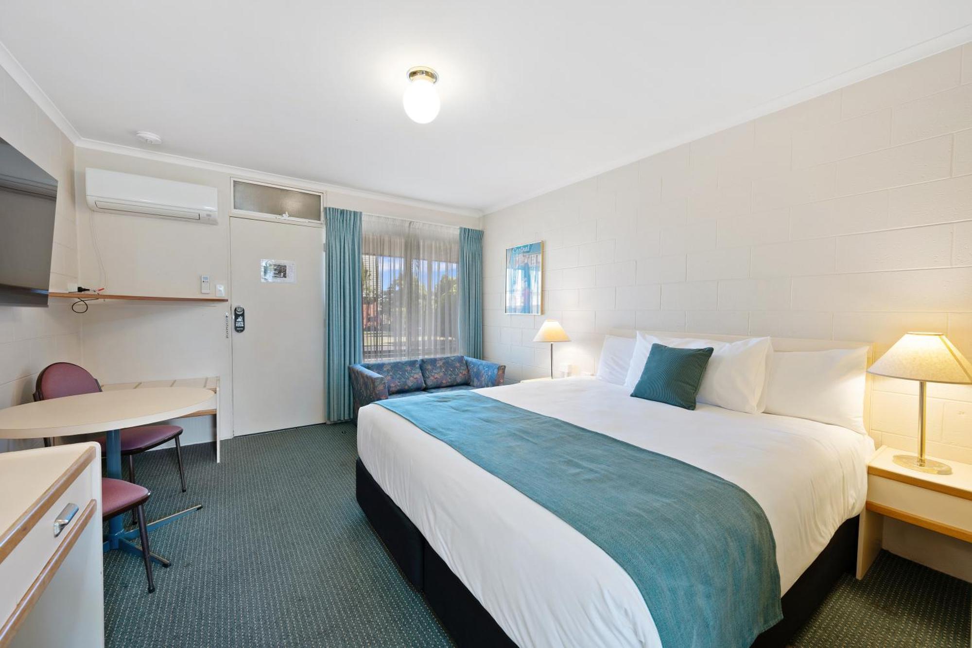 Quadruple Room with King Bed and Queen Bed - Non Smoking