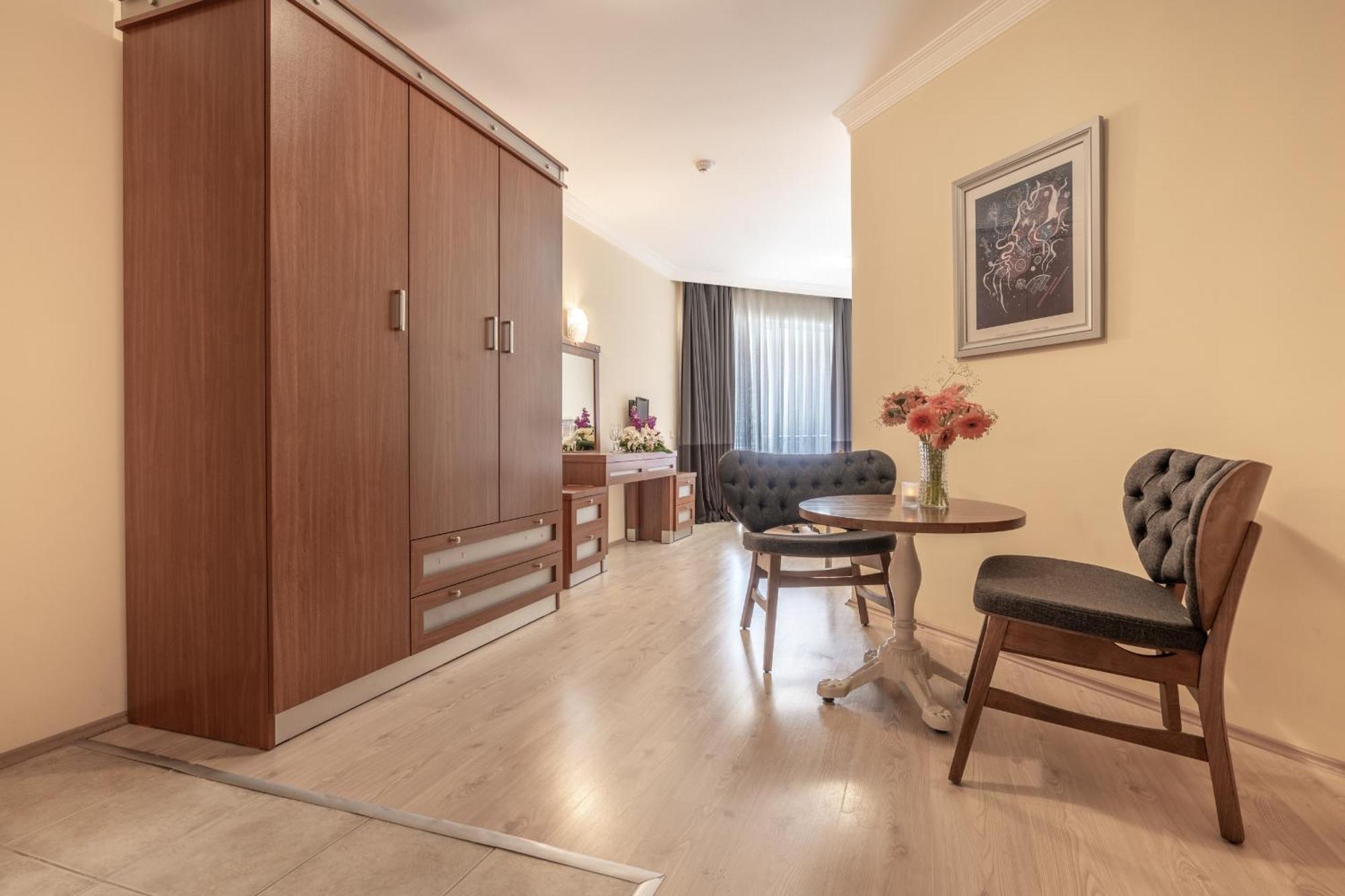 Family Room,1665763097:JPEG