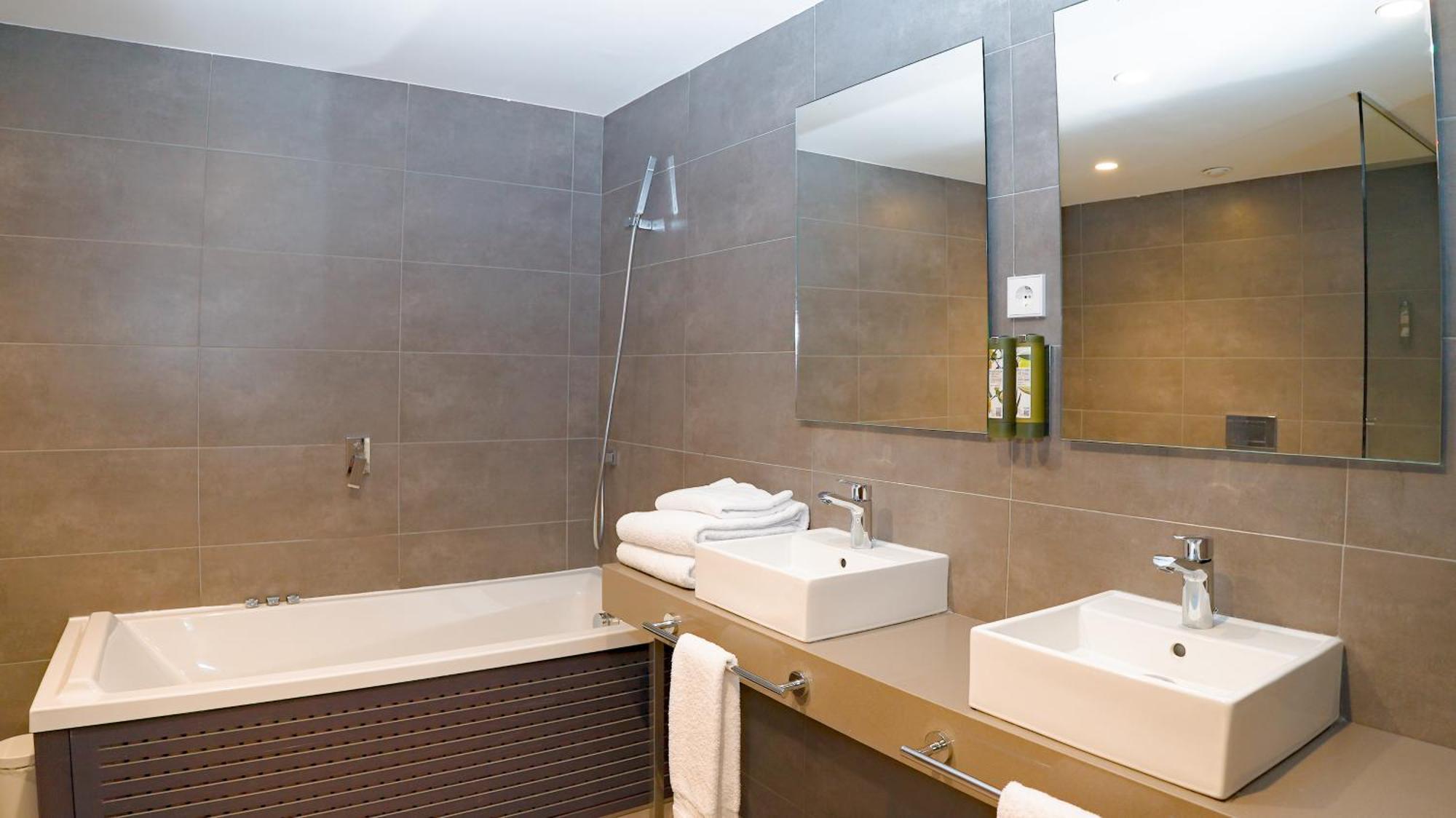 Junior Suite Hot Tub,1664648008:JPEG