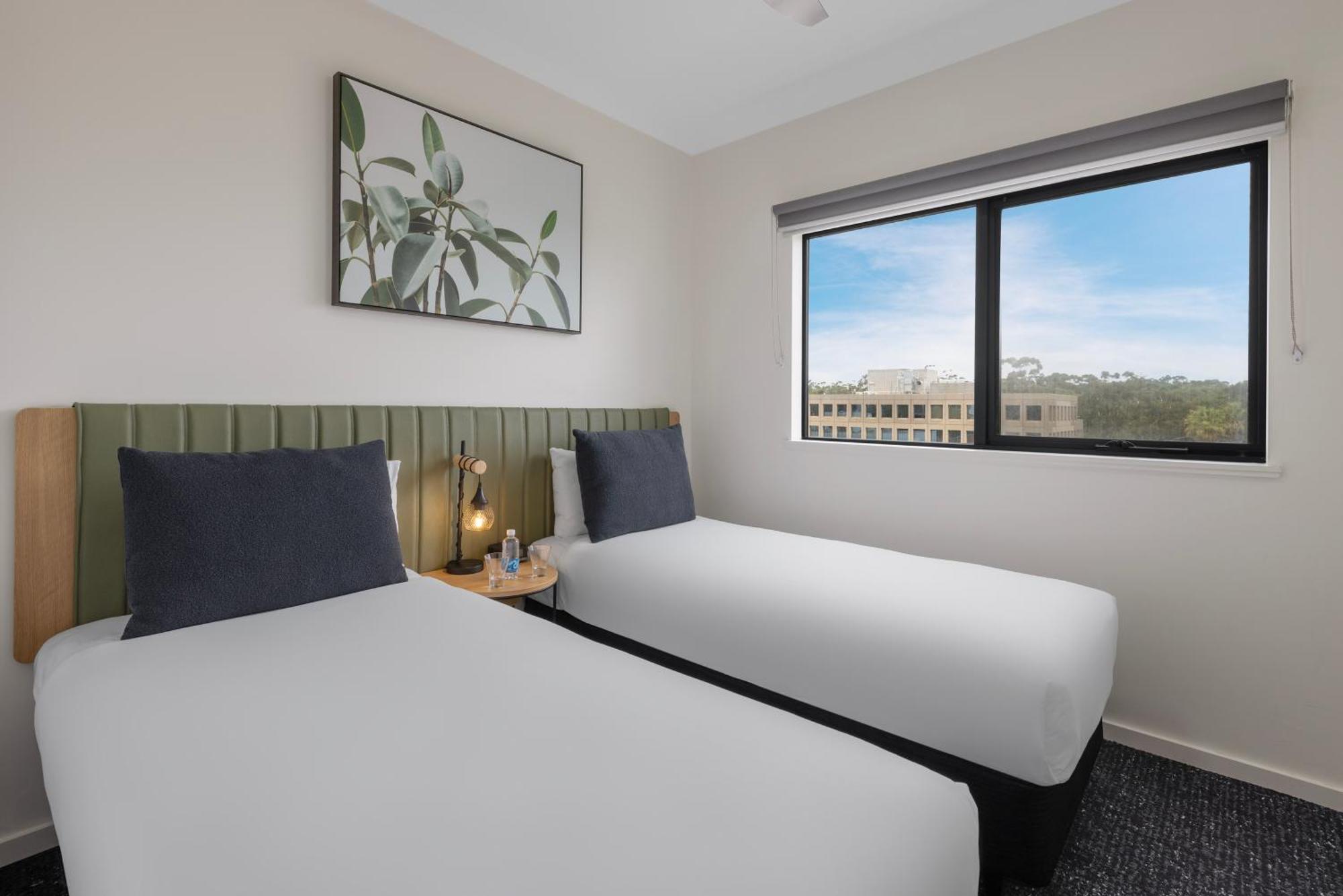 Two-Bedroom Apartment 1 Queen 2 Singles