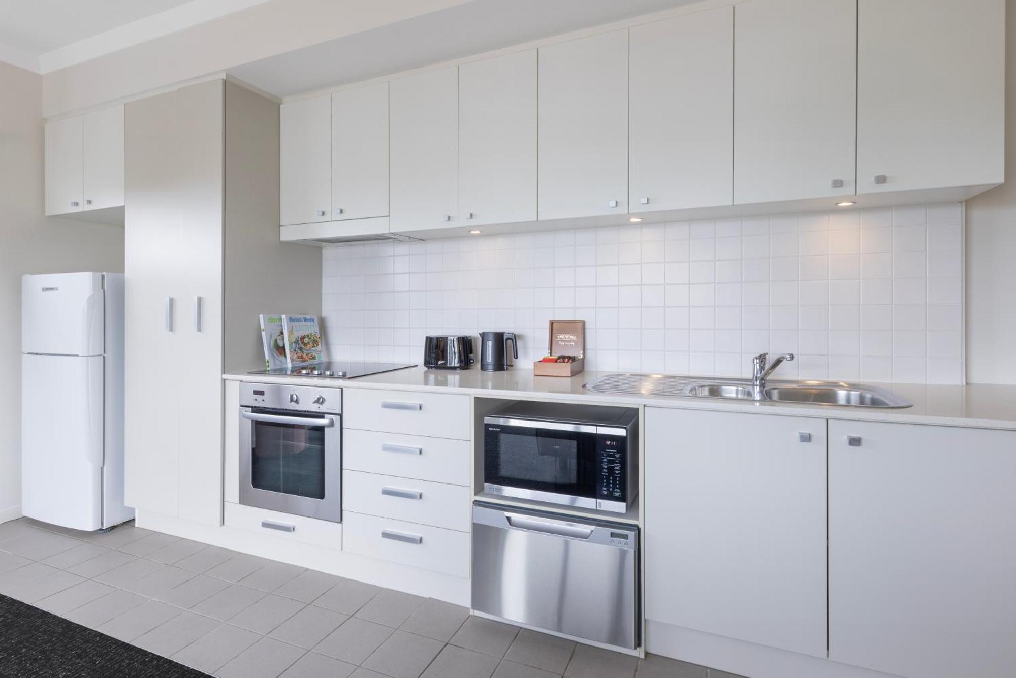 Two-Bedroom Apartment 1 Queen 2 Singles