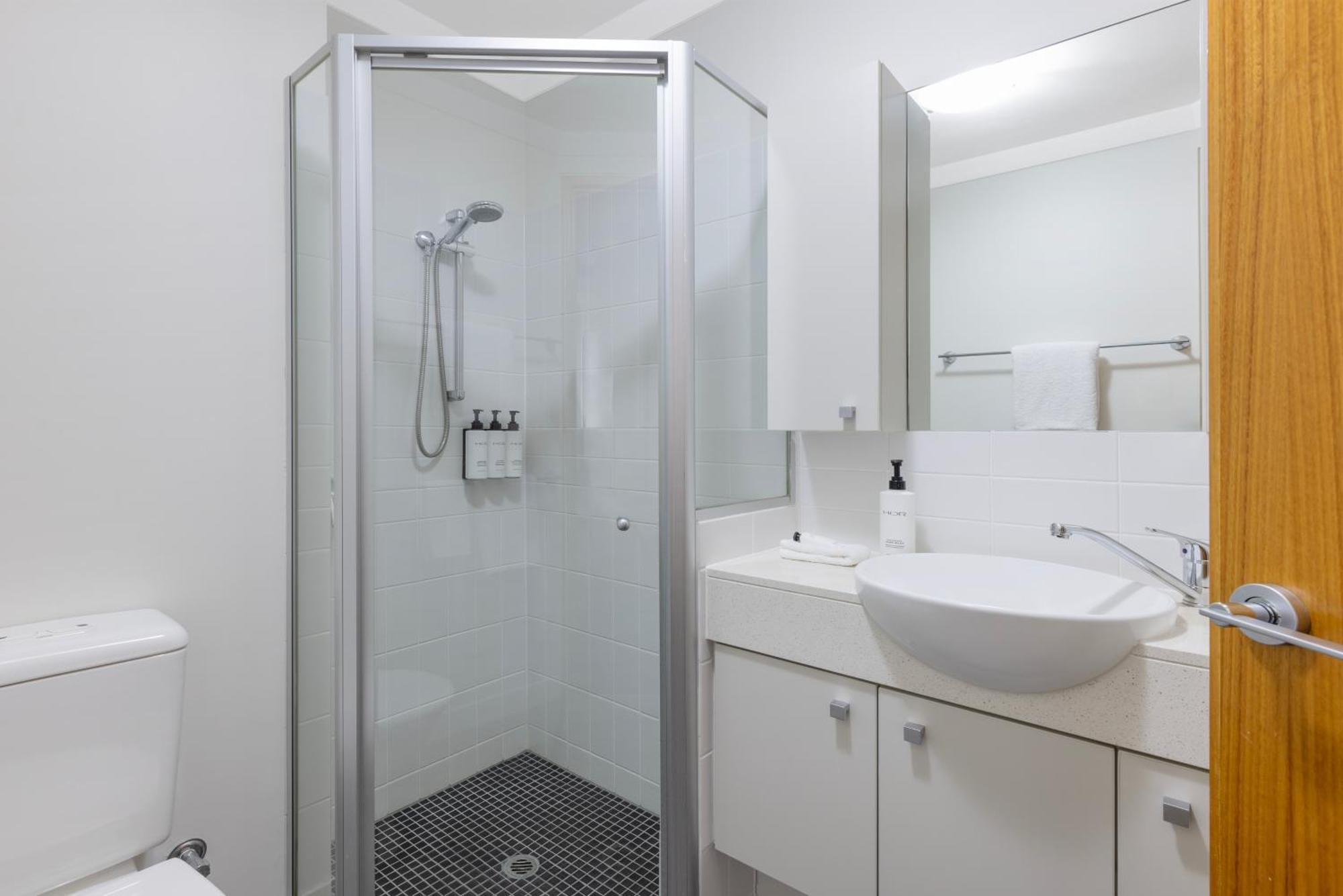 Two-Bedroom Apartment 1 Queen 2 Singles