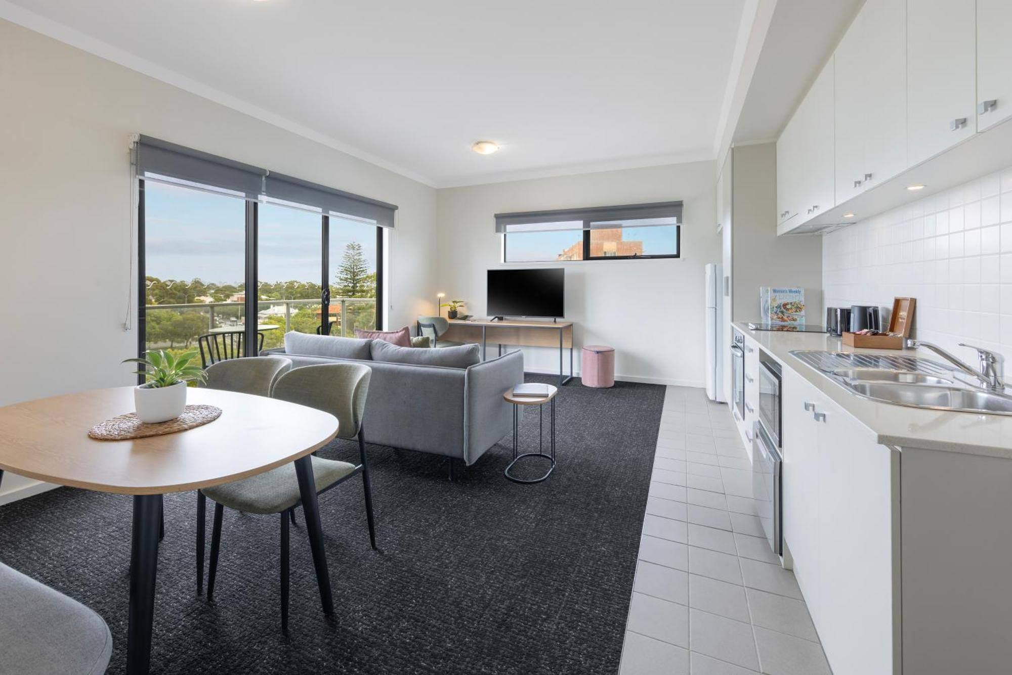 Two-Bedroom Apartment 1 Queen 2 Singles