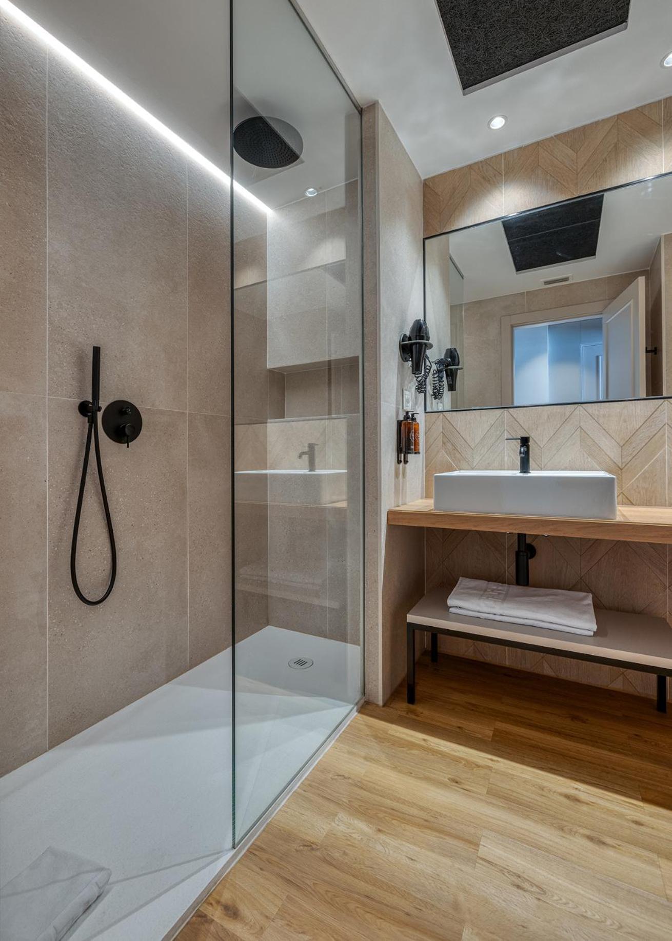 Chambre Familiale (3 Adultes + 1 Enfant)