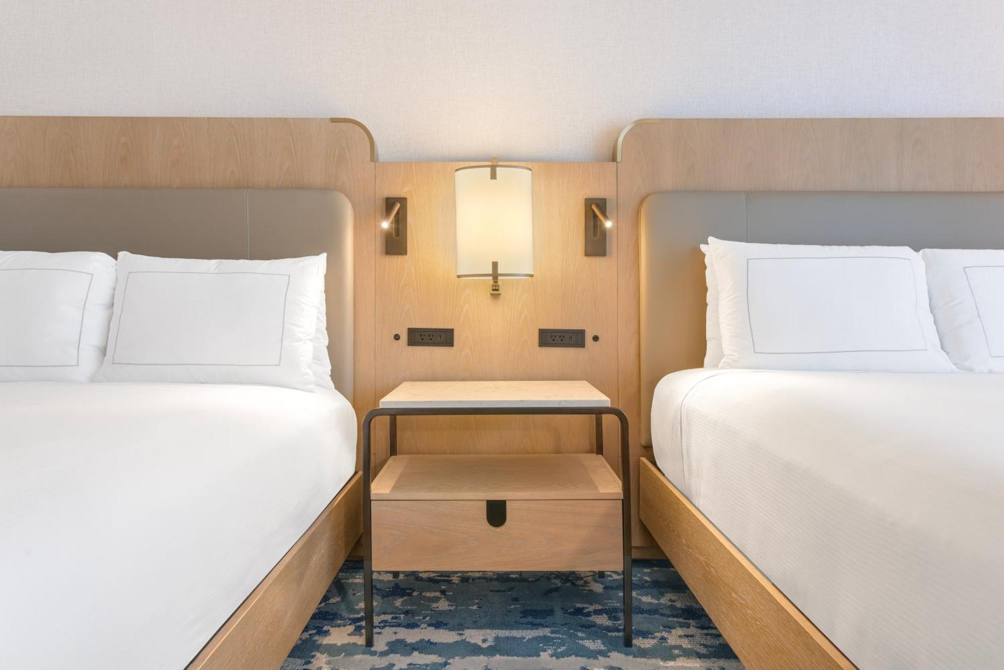 Queen Room with Pool View and Bath Tub - Mobility Accessible