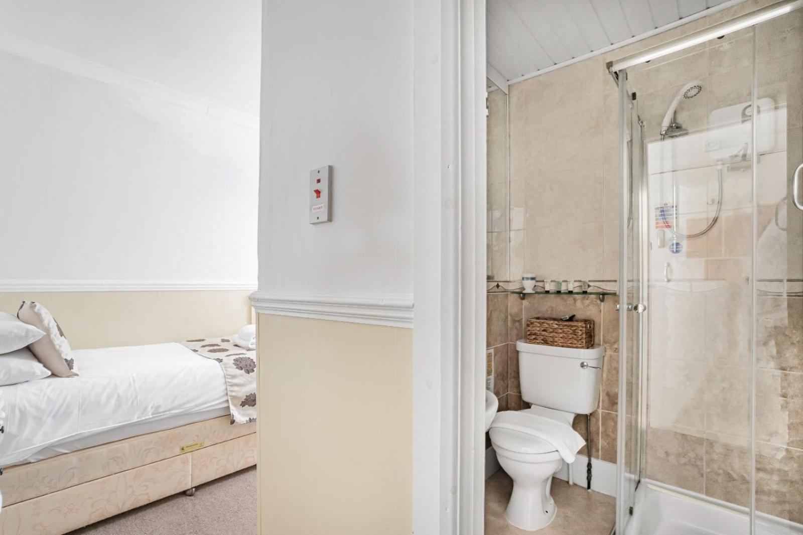 Twin Room with Shower
