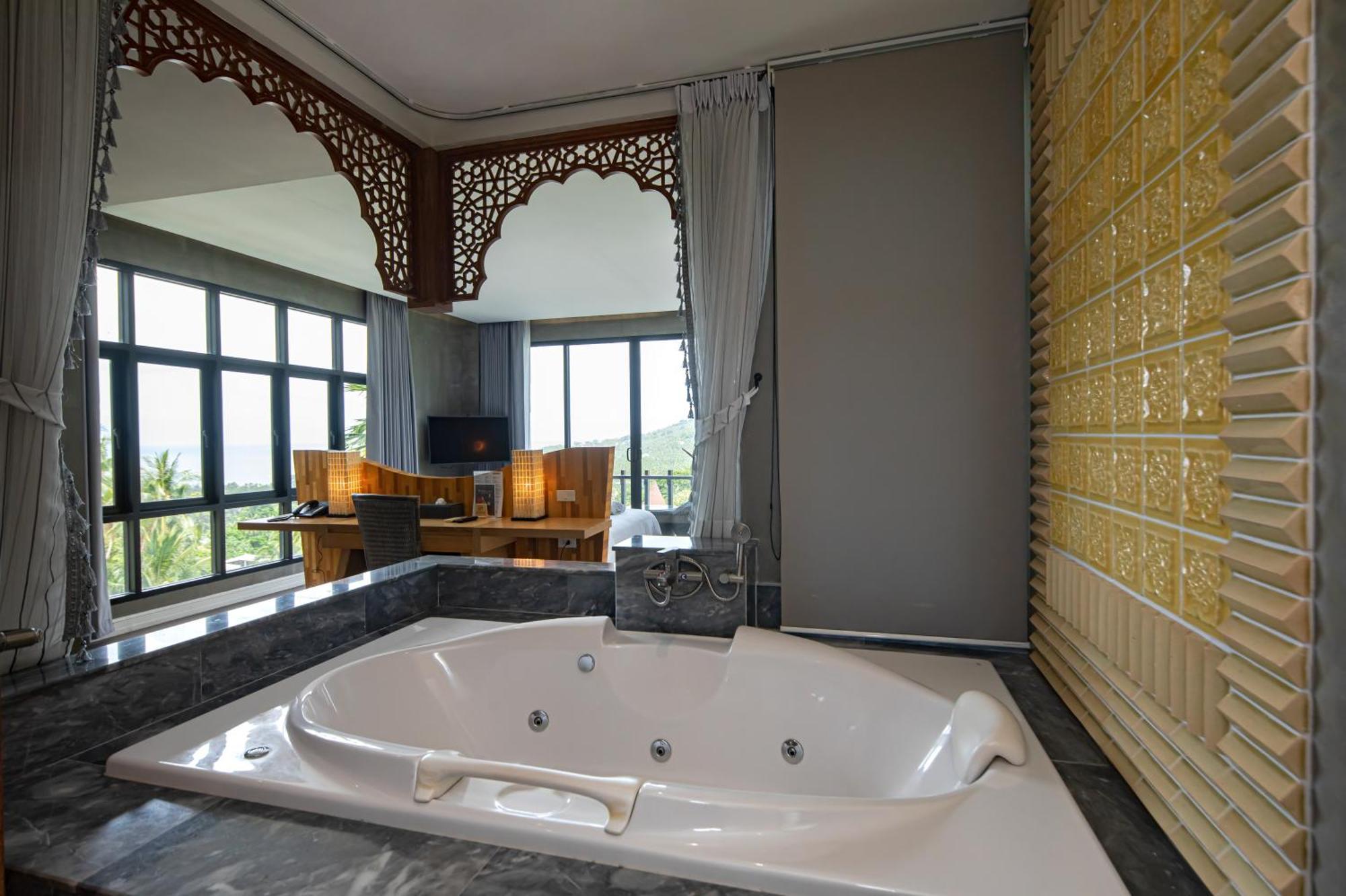 Honeymoon Suite with Bath Tub