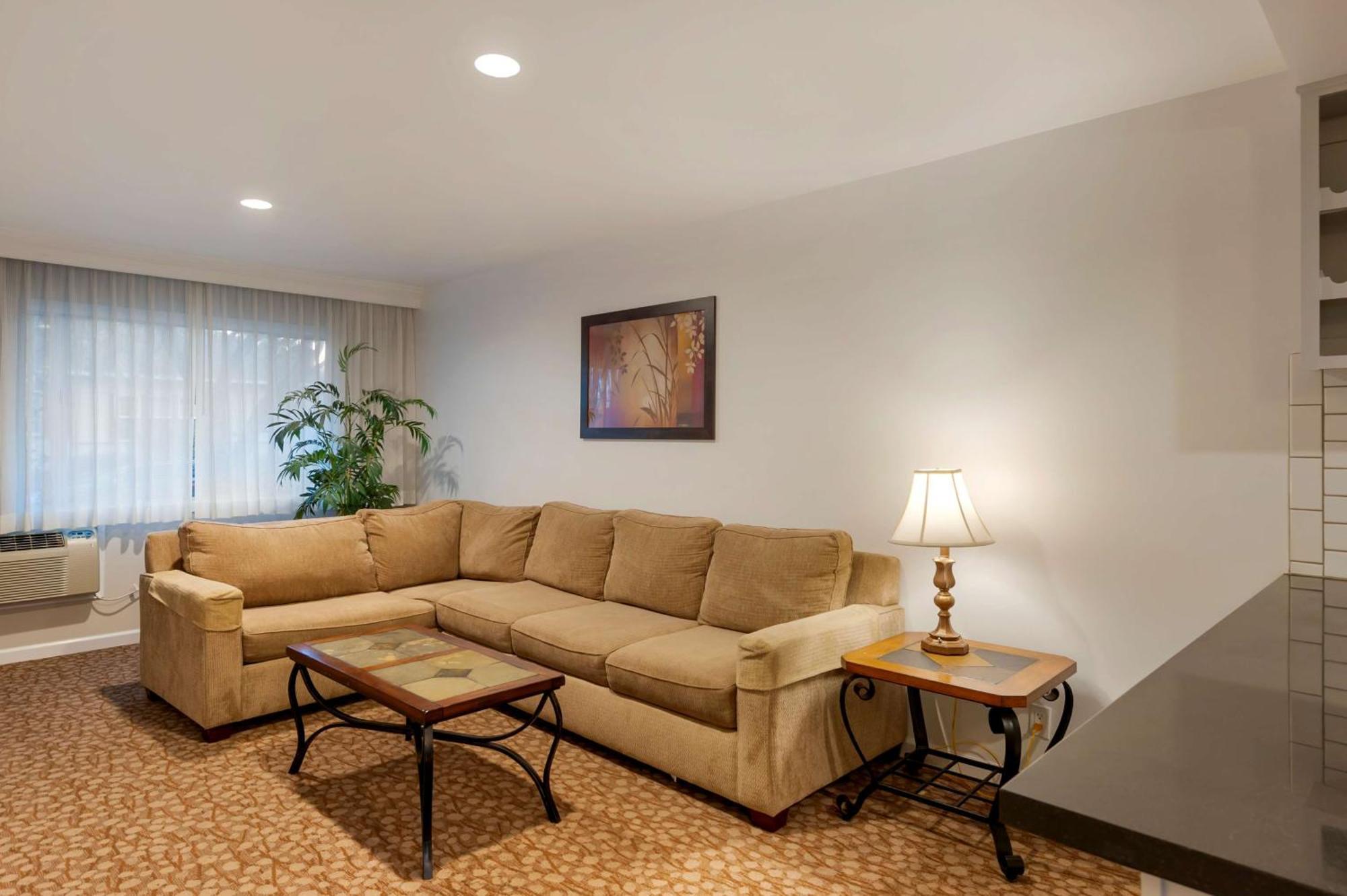 Suite mit 1 Schlafzimmer, Kingsize-Bett und voll ausgestatteter Küche — Poolseite/Nichtraucher