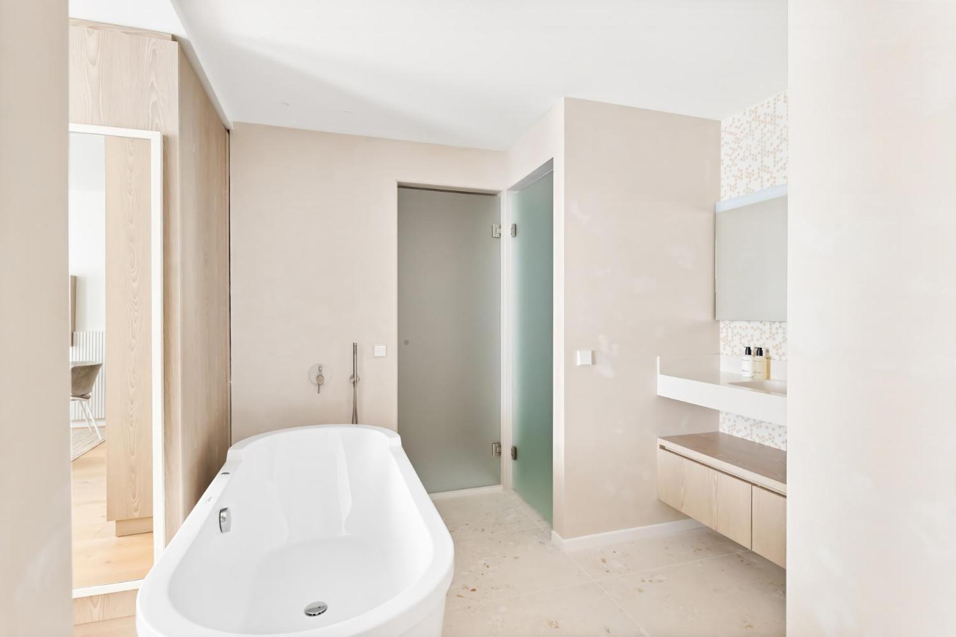 Deluxe suite kitchen bath,1672561065:JPEG